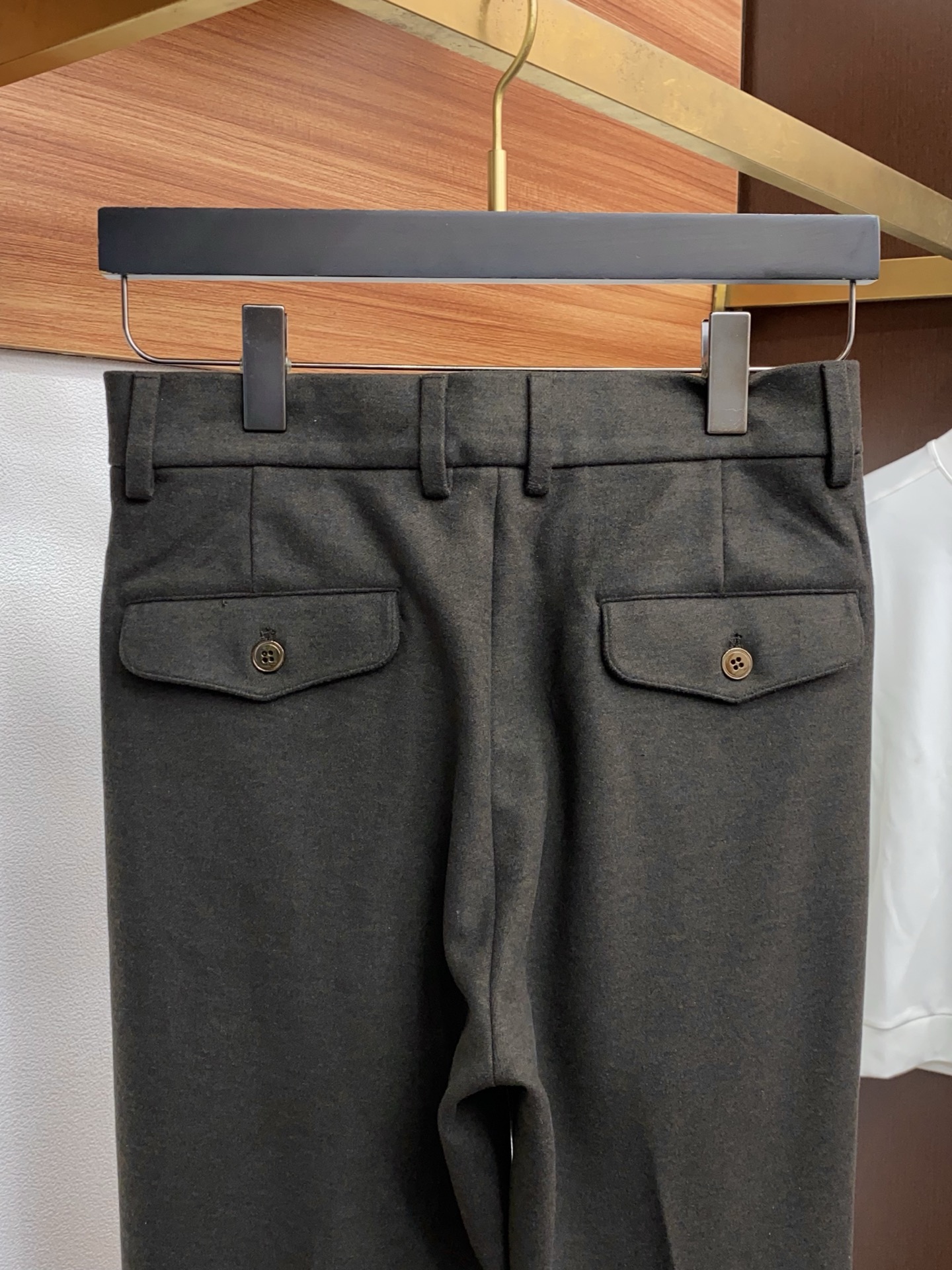 1v路易威登 2025 秋冬定制桑蚕丝羊绒休闲裤 干净利落剪裁，都市风十足 采用精纺面料手感软糯干爽，上