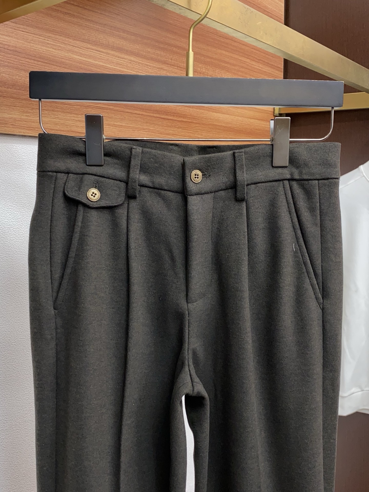 1v路易威登 2025 秋冬定制桑蚕丝羊绒休闲裤 干净利落剪裁，都市风十足 采用精纺面料手感软糯干爽，上