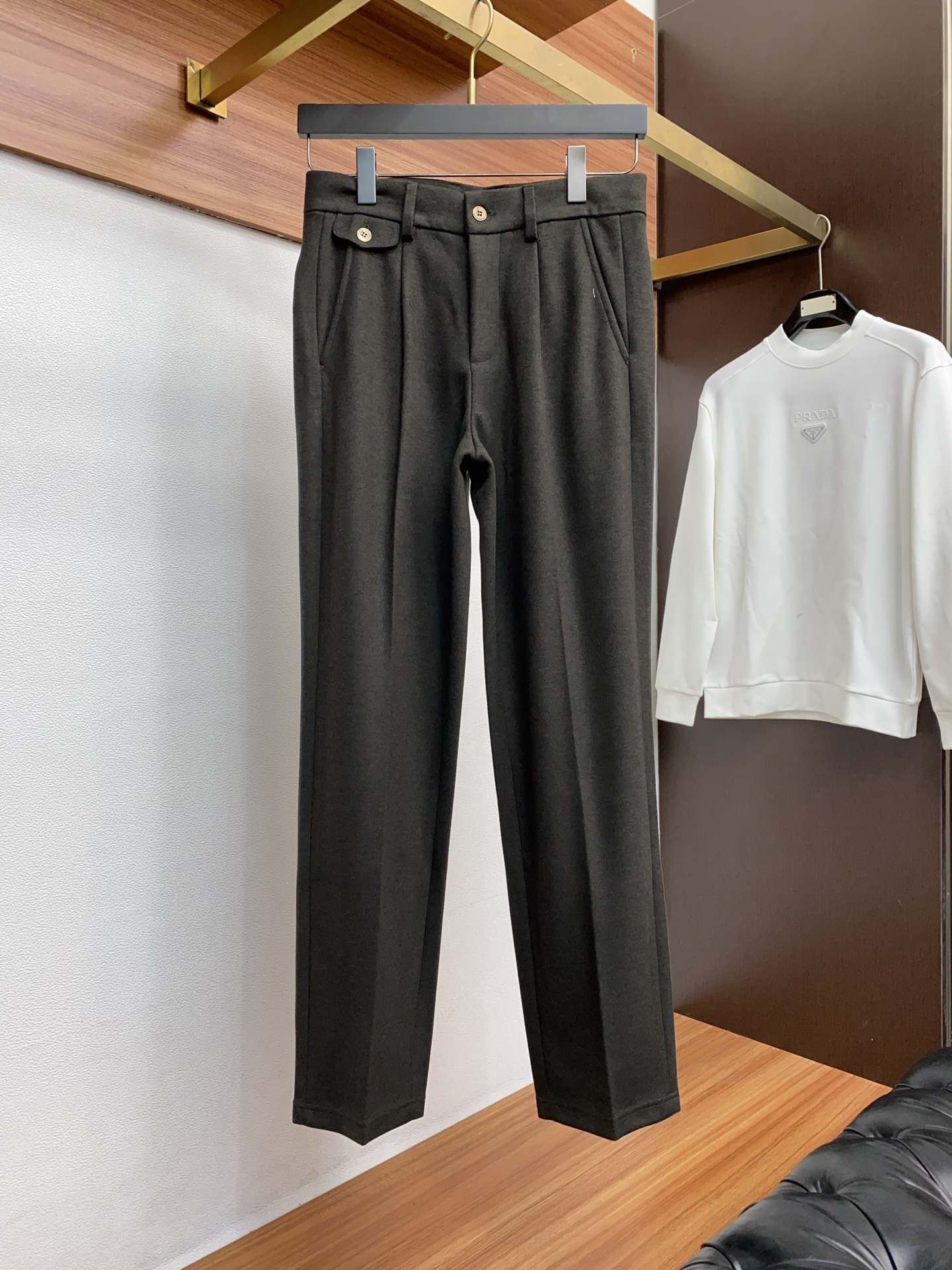 1v路易威登 2025 秋冬定制桑蚕丝羊绒休闲裤 干净利落剪裁，都市风十足 采用精纺面料手感软糯干爽，上