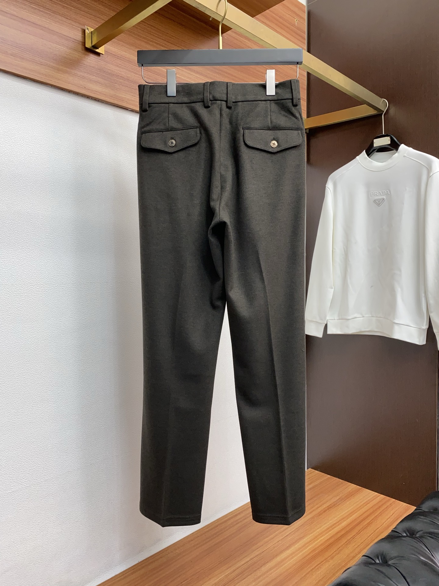 1v路易威登 2025 秋冬定制桑蚕丝羊绒休闲裤 干净利落剪裁，都市风十足 采用精纺面料手感软糯干爽，上