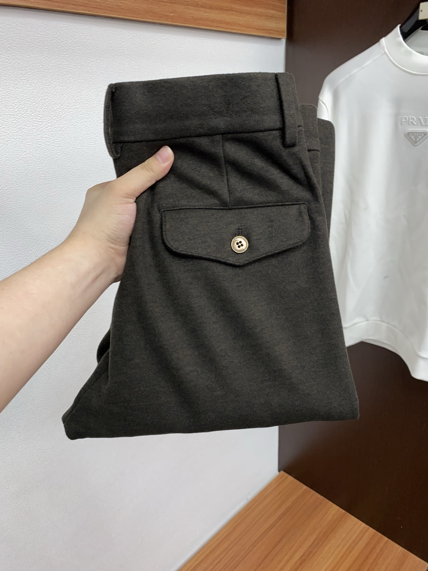 1v路易威登 2025 秋冬定制桑蚕丝羊绒休闲裤 干净利落剪裁，都市风十足 采用精纺面料手感软糯干爽，上