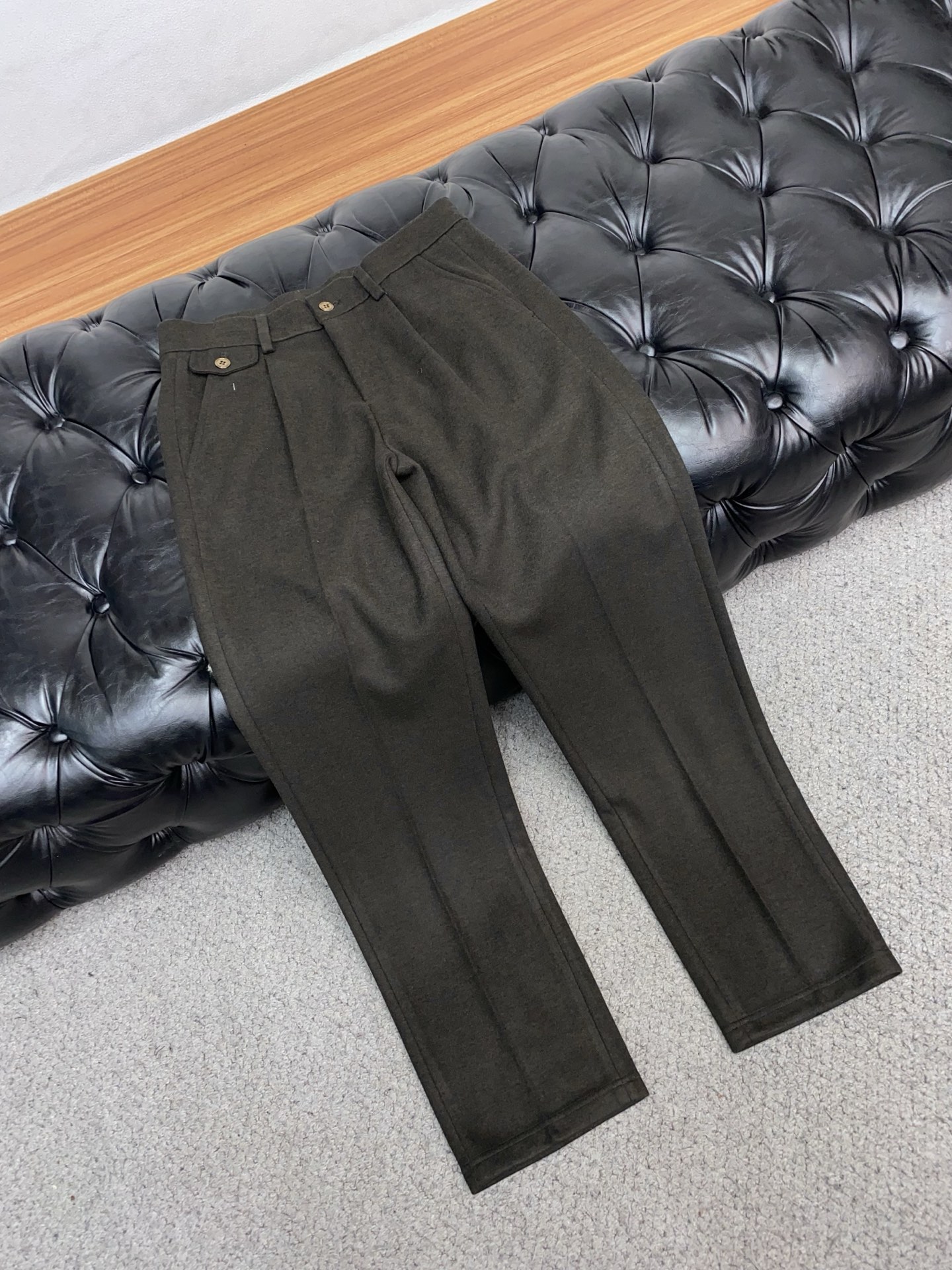 1v路易威登 2025 秋冬定制桑蚕丝羊绒休闲裤 干净利落剪裁，都市风十足 采用精纺面料手感软糯干爽，上