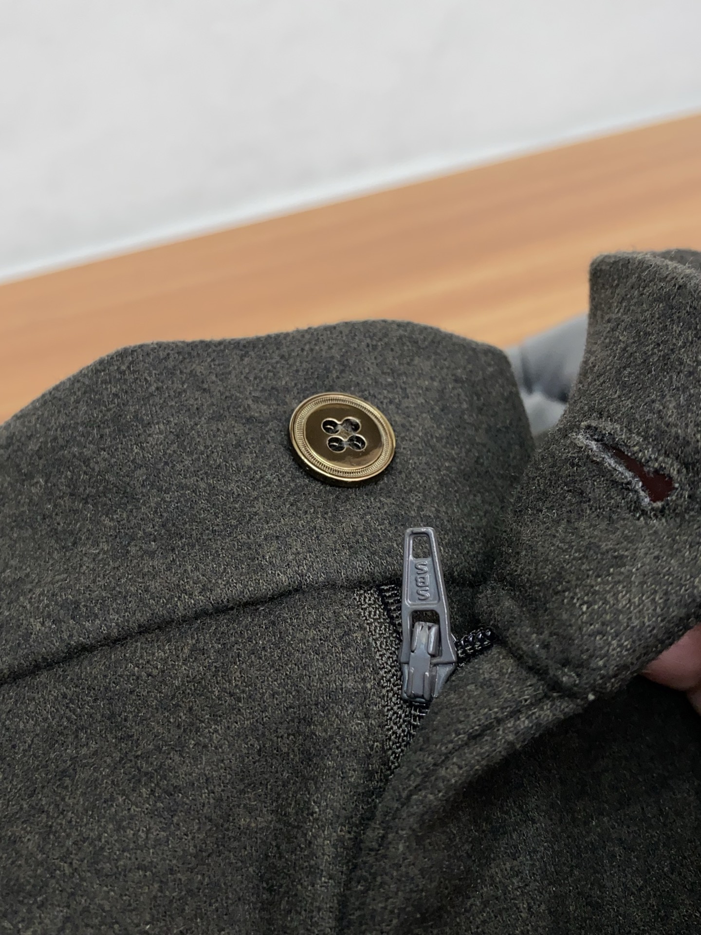 1v路易威登 2025 秋冬定制桑蚕丝羊绒休闲裤 干净利落剪裁，都市风十足 采用精纺面料手感软糯干爽，上