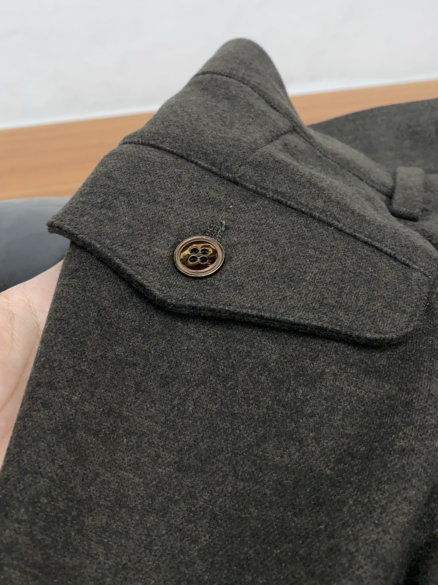 1v路易威登 2025 秋冬定制桑蚕丝羊绒休闲裤 干净利落剪裁，都市风十足 采用精纺面料手感软糯干爽，上