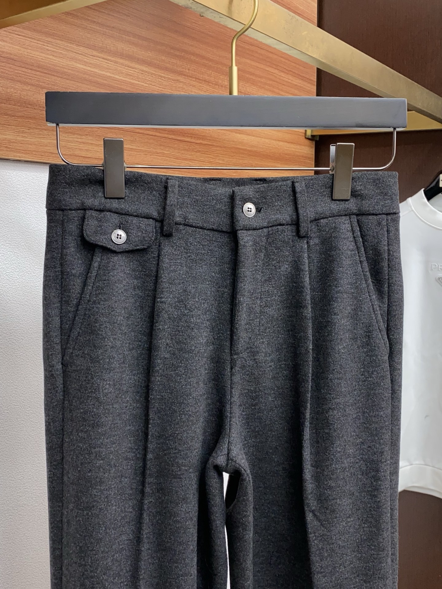 1v路易威登 2025 秋冬定制桑蚕丝羊绒休闲裤 干净利落剪裁，都市风十足 采用精纺面料手感软糯干爽，上