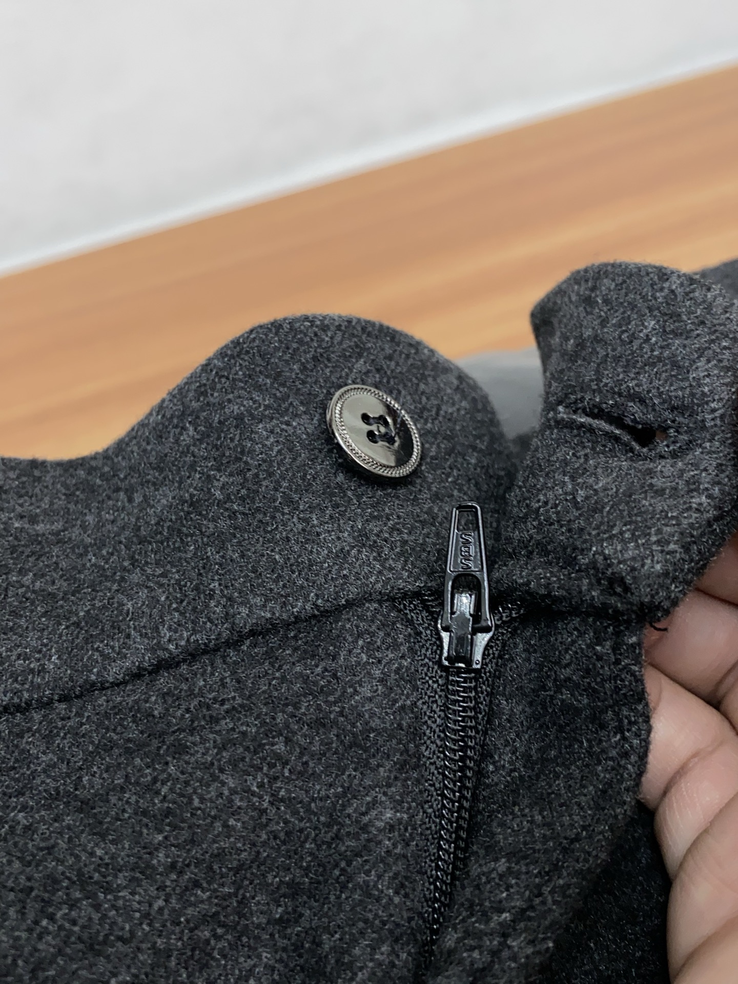 1v路易威登 2025 秋冬定制桑蚕丝羊绒休闲裤 干净利落剪裁，都市风十足 采用精纺面料手感软糯干爽，上