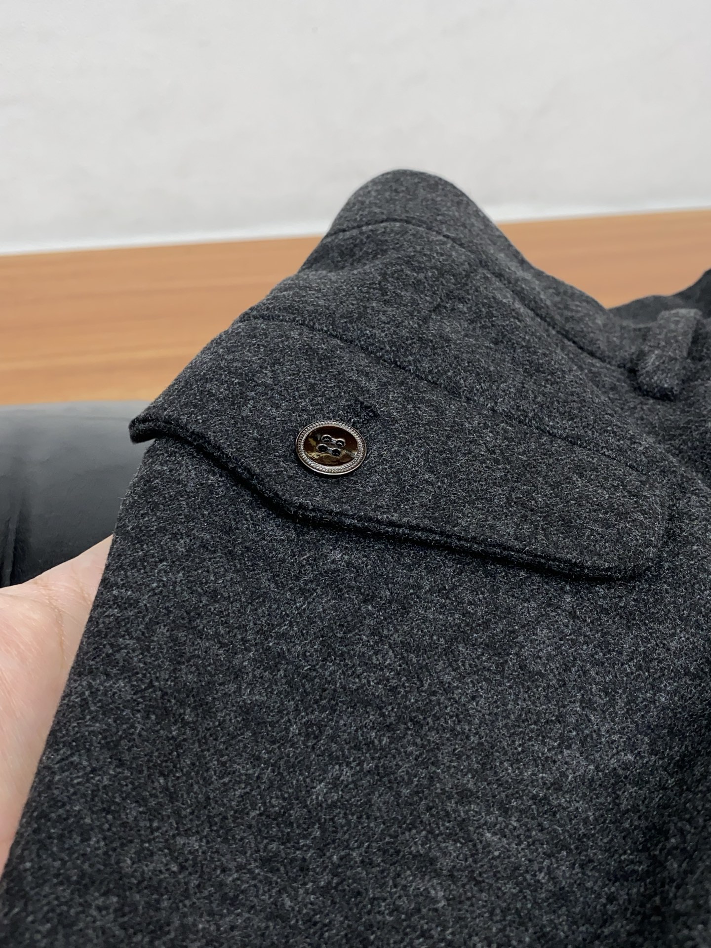 1v路易威登 2025 秋冬定制桑蚕丝羊绒休闲裤 干净利落剪裁，都市风十足 采用精纺面料手感软糯干爽，上