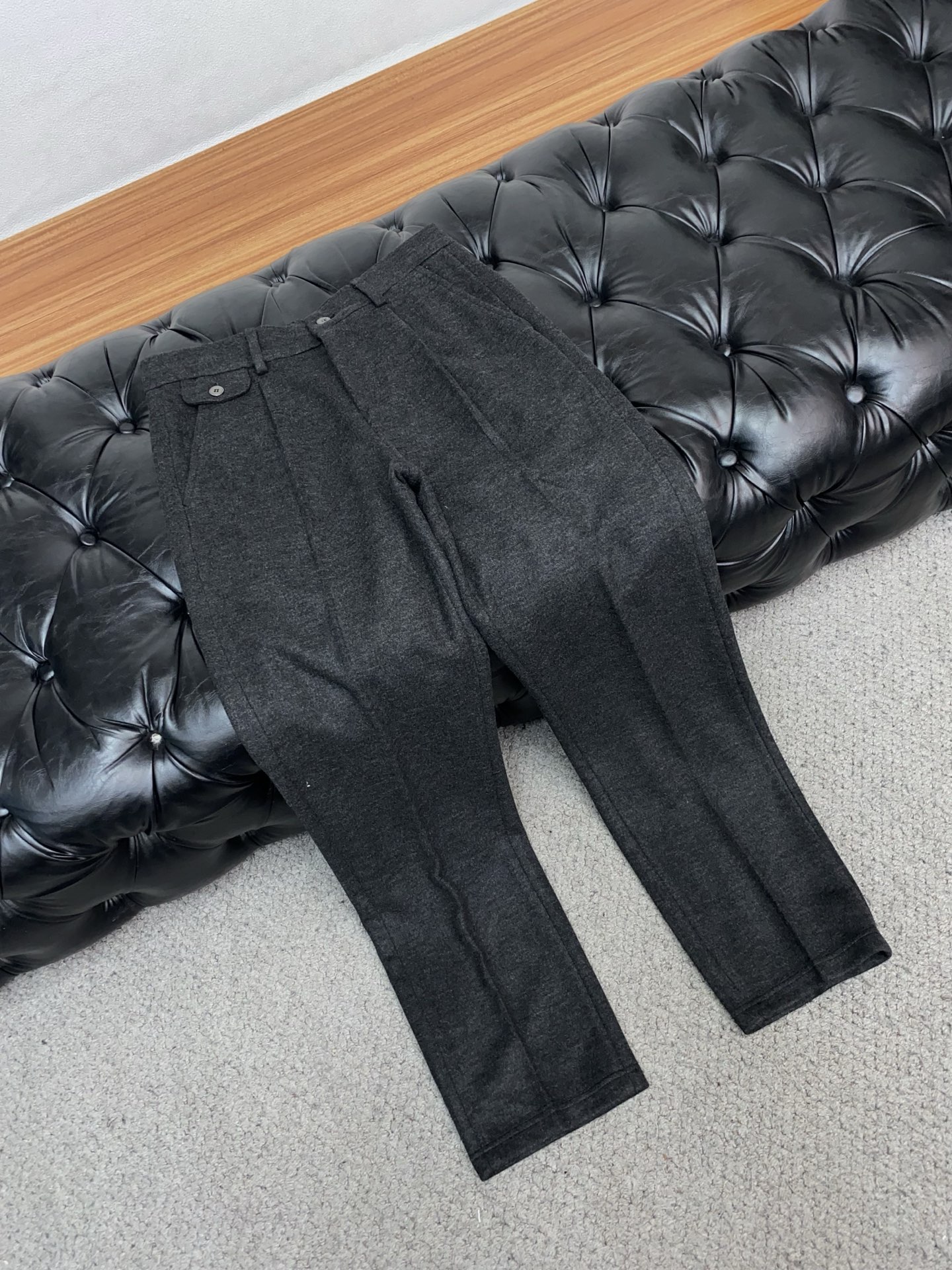 1v路易威登 2025 秋冬定制桑蚕丝羊绒休闲裤 干净利落剪裁，都市风十足 采用精纺面料手感软糯干爽，上