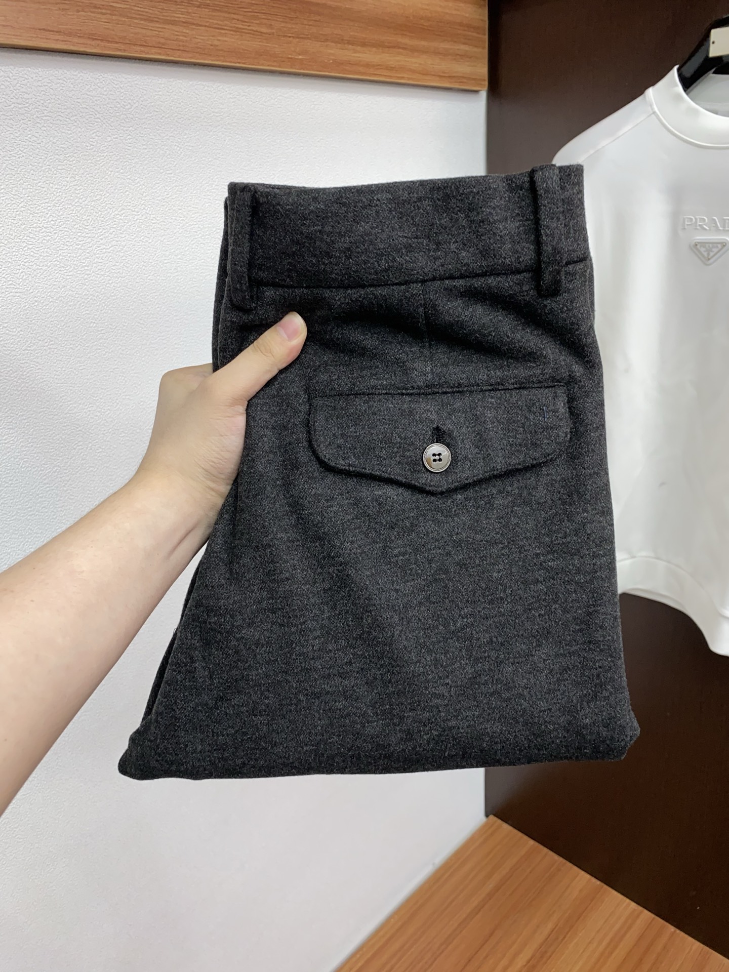 1v路易威登 2025 秋冬定制桑蚕丝羊绒休闲裤 干净利落剪裁，都市风十足 采用精纺面料手感软糯干爽，上