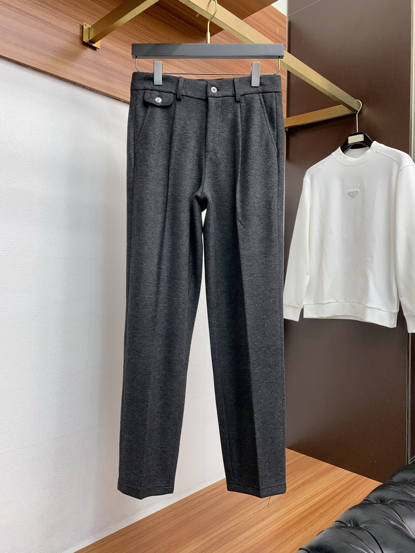 1v路易威登 2025 秋冬定制桑蚕丝羊绒休闲裤 干净利落剪裁，都市风十足 采用精纺面料手感软糯干爽，上