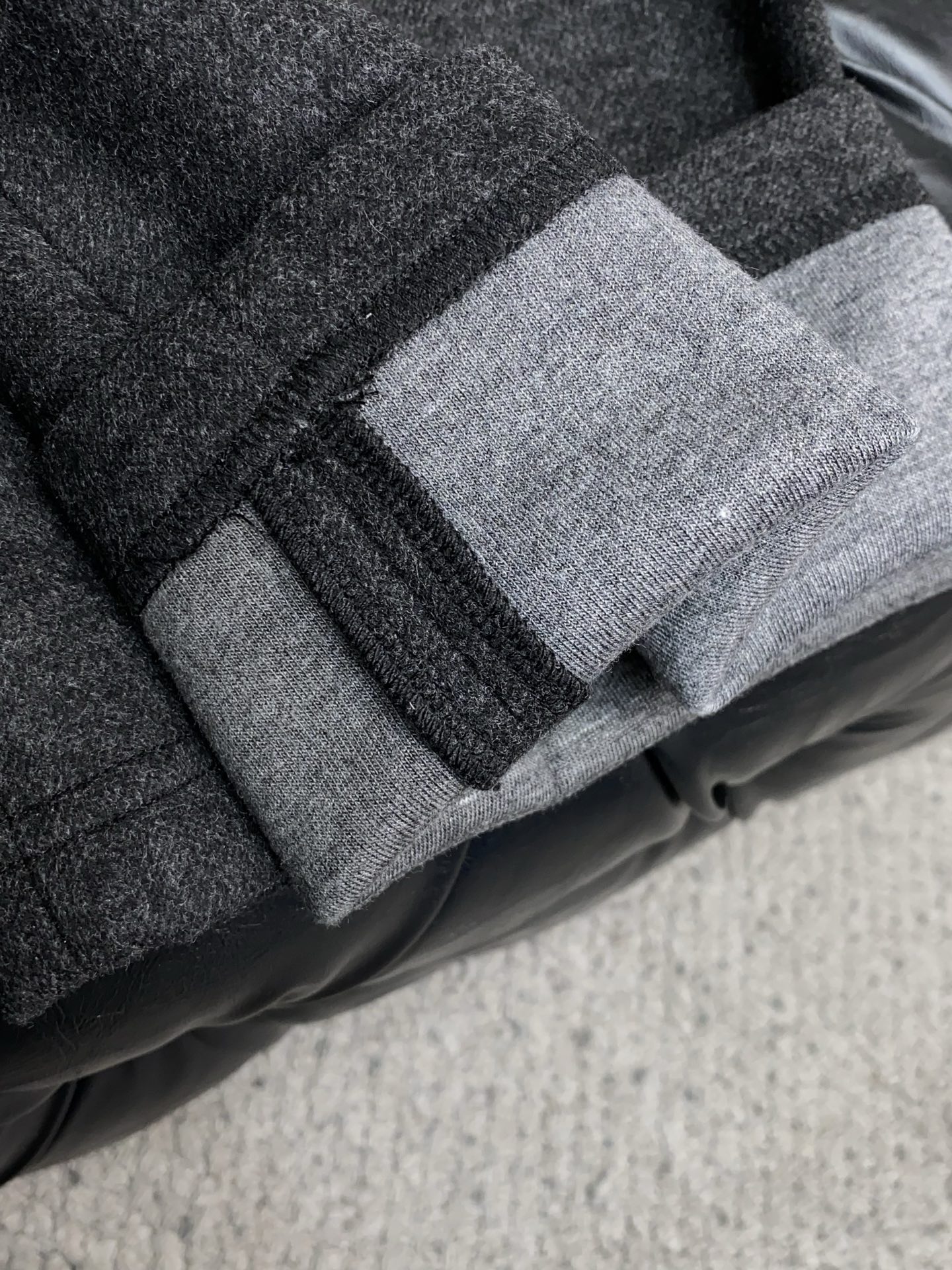 1v路易威登 2025 秋冬定制桑蚕丝羊绒休闲裤 干净利落剪裁，都市风十足 采用精纺面料手感软糯干爽，上