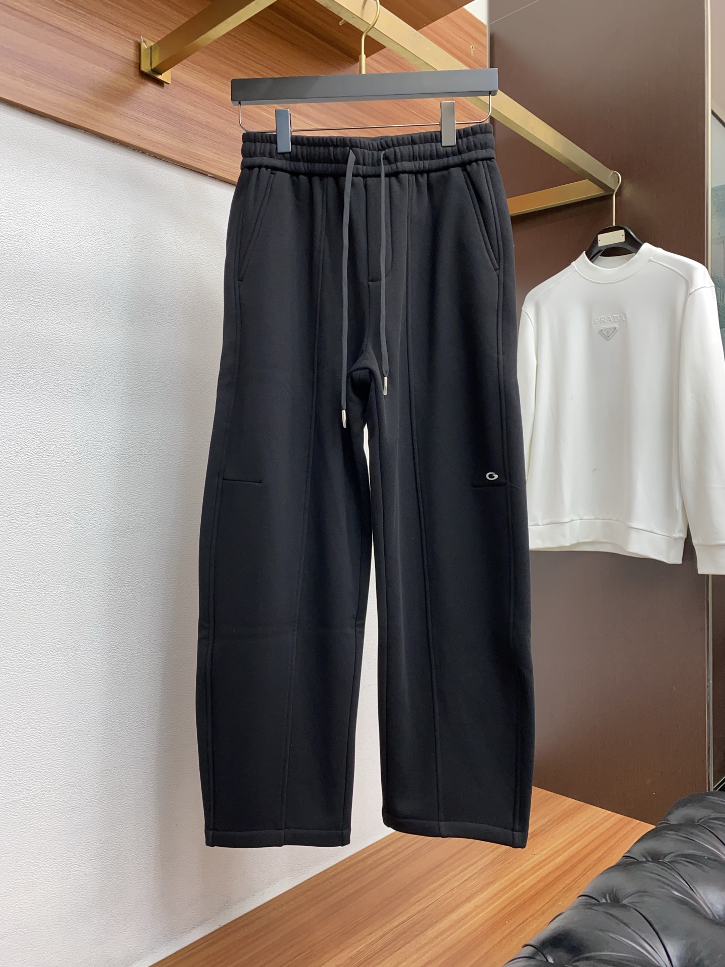 巴黎世家 秋冬新款加绒休闲裤，老钱风格强势上新，新款不断！！！高级纯棉面料，寒冬保暖神器，男士休闲长裤，