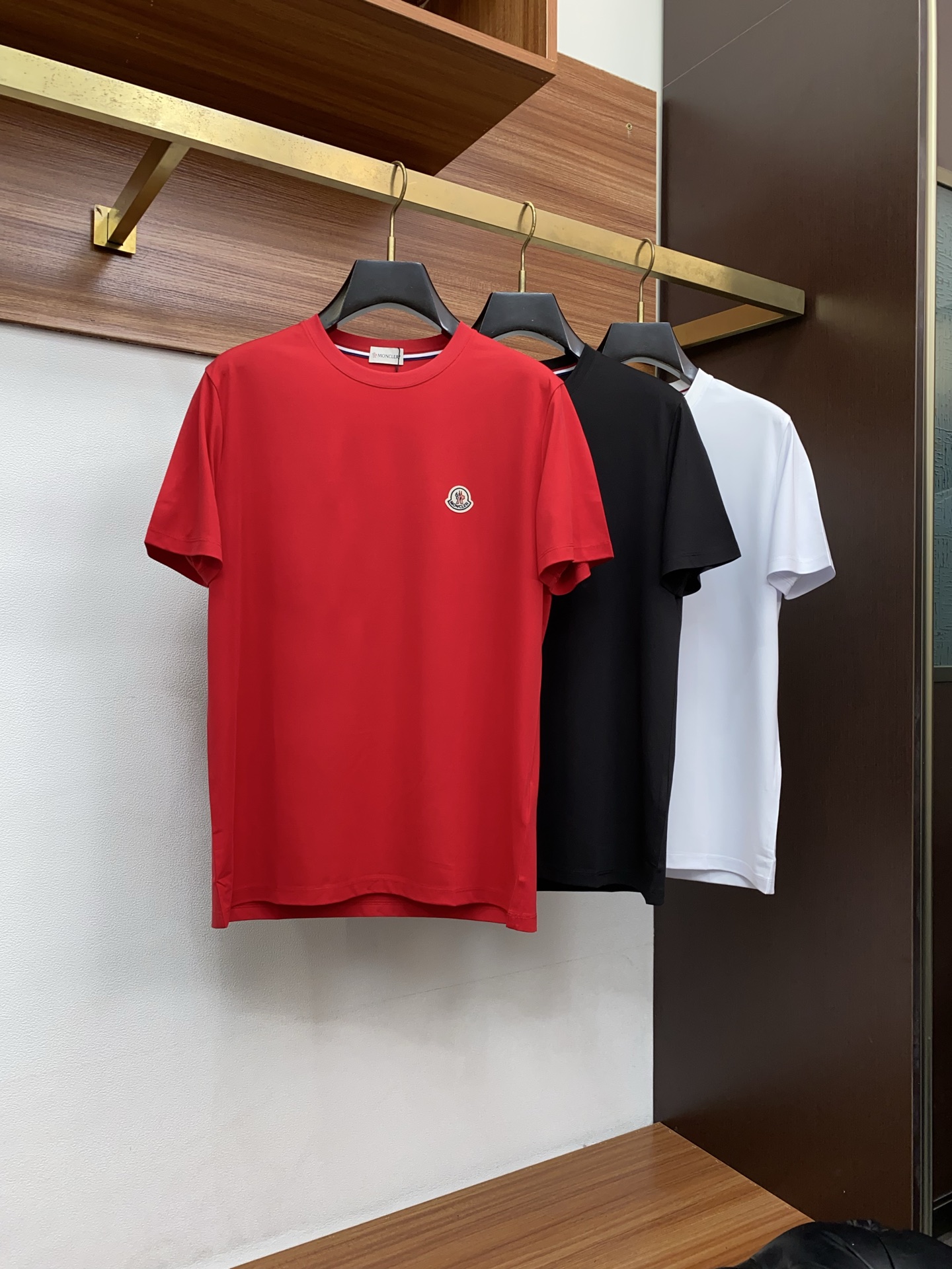 蒙口 26SS早春短袖T恤甄选软糯亲肤100支丝光棉面料制成，标准版圆领短袖裁剪，更适合日常穿着。简约不