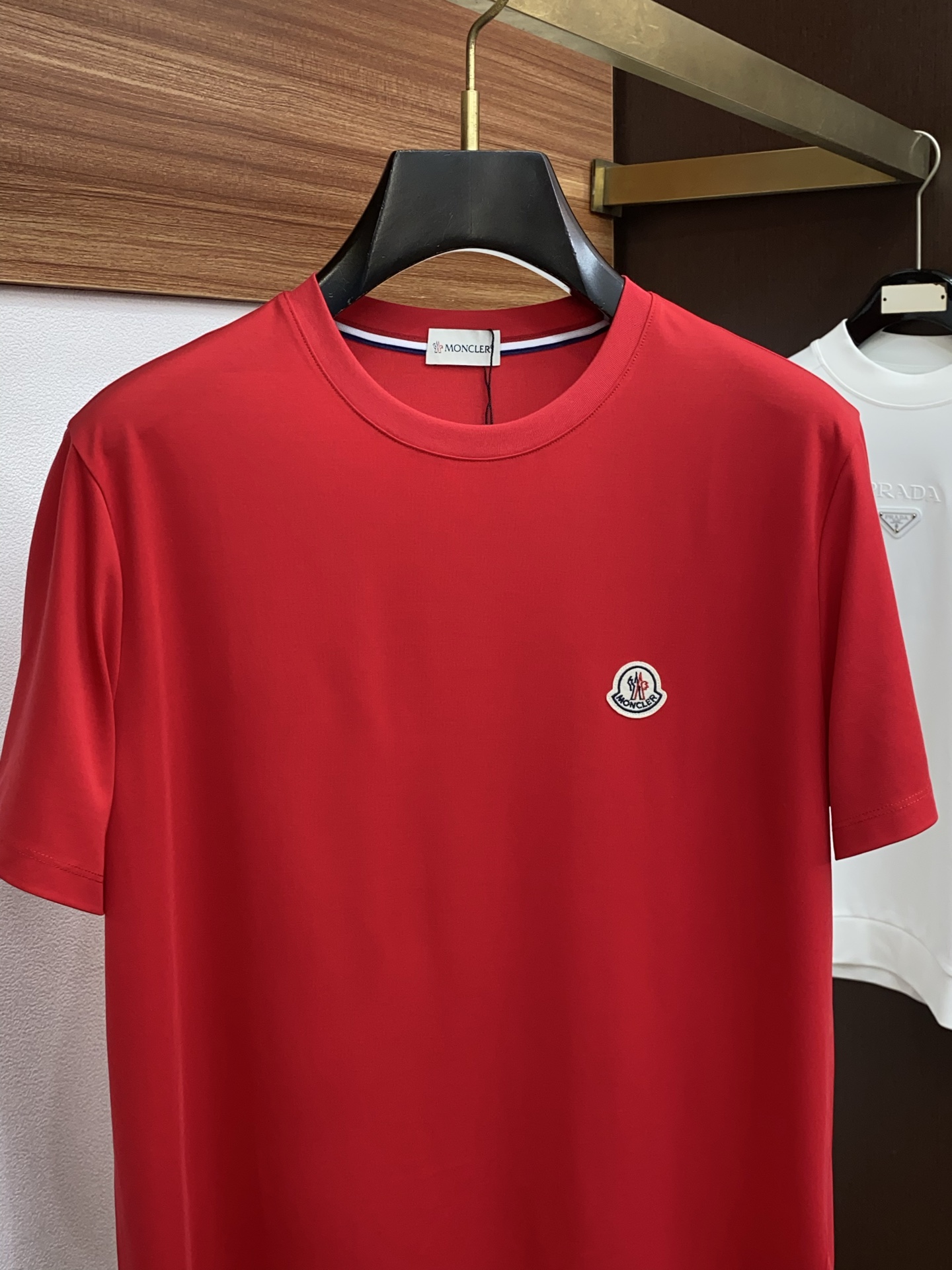 蒙口 26SS早春短袖T恤甄选软糯亲肤100支丝光棉面料制成，标准版圆领短袖裁剪，更适合日常穿着。简约不