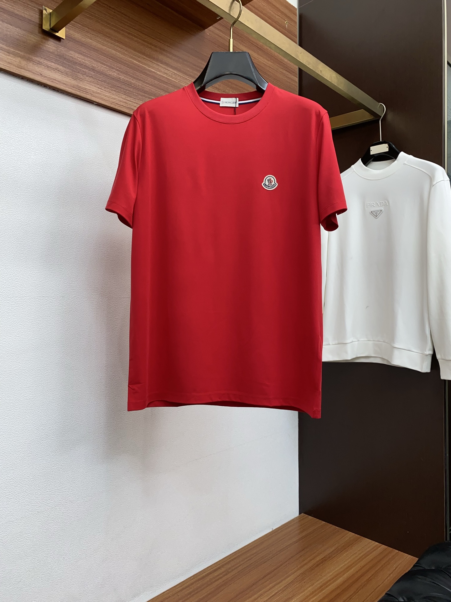 蒙口 26SS早春短袖T恤甄选软糯亲肤100支丝光棉面料制成，标准版圆领短袖裁剪，更适合日常穿着。简约不