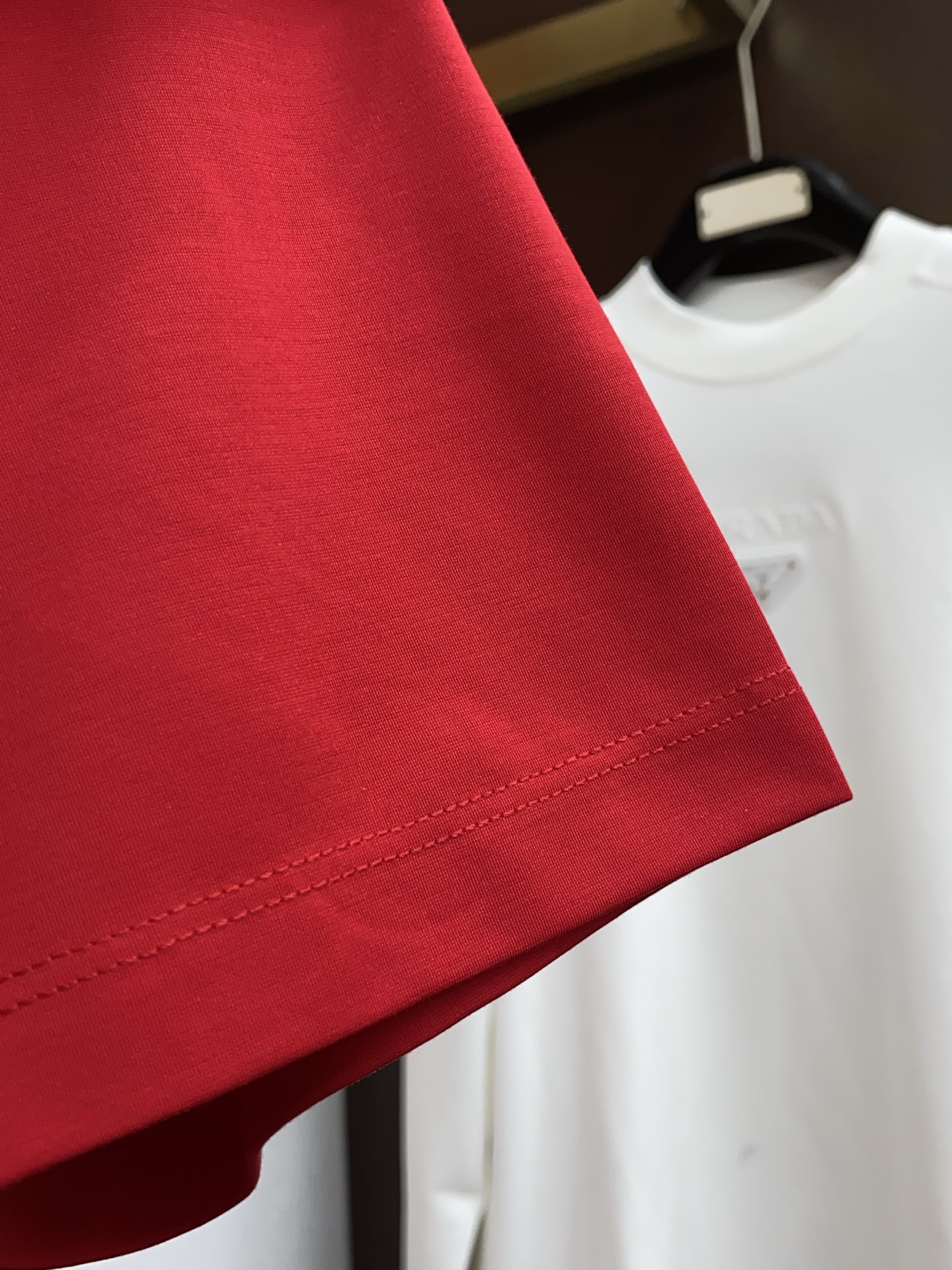 蒙口 26SS早春短袖T恤甄选软糯亲肤100支丝光棉面料制成，标准版圆领短袖裁剪，更适合日常穿着。简约不