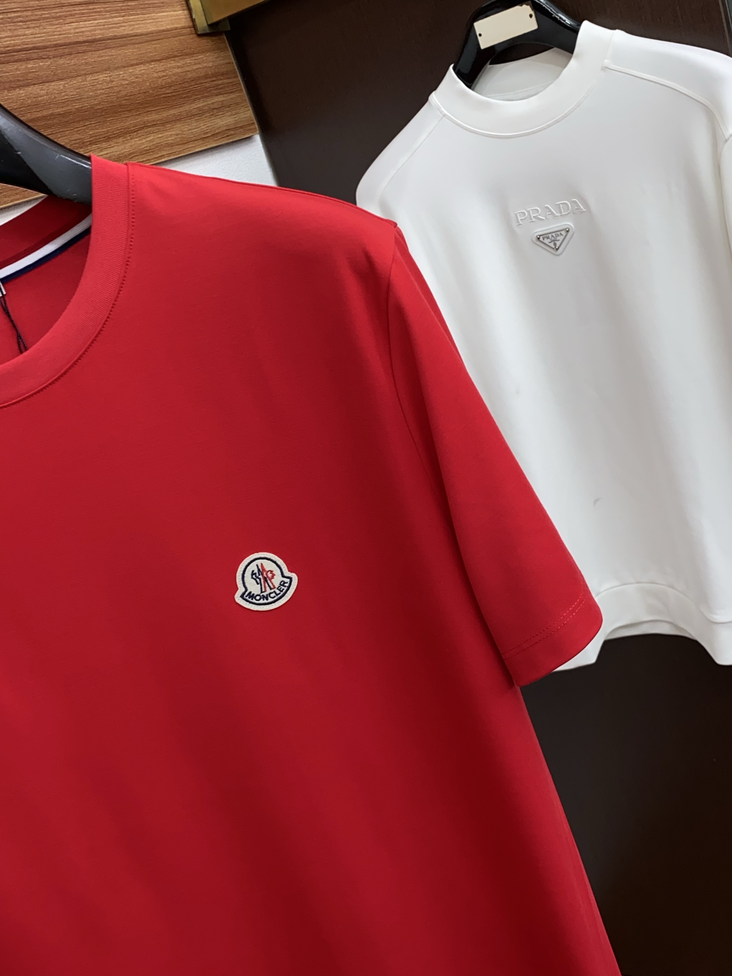 蒙口 26SS早春短袖T恤甄选软糯亲肤100支丝光棉面料制成，标准版圆领短袖裁剪，更适合日常穿着。简约不