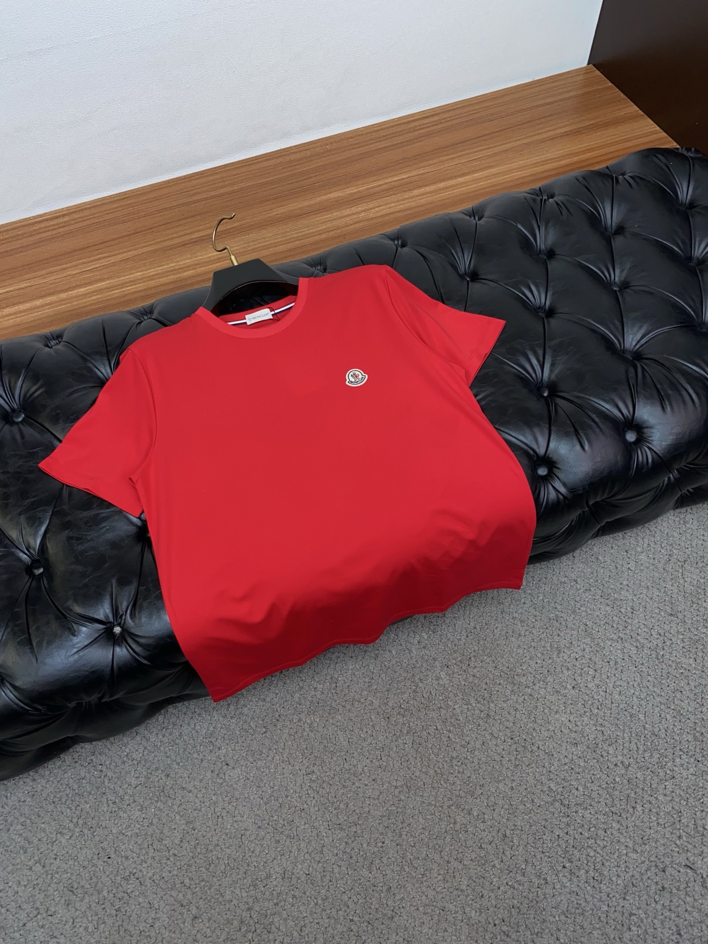 蒙口 26SS早春短袖T恤甄选软糯亲肤100支丝光棉面料制成，标准版圆领短袖裁剪，更适合日常穿着。简约不