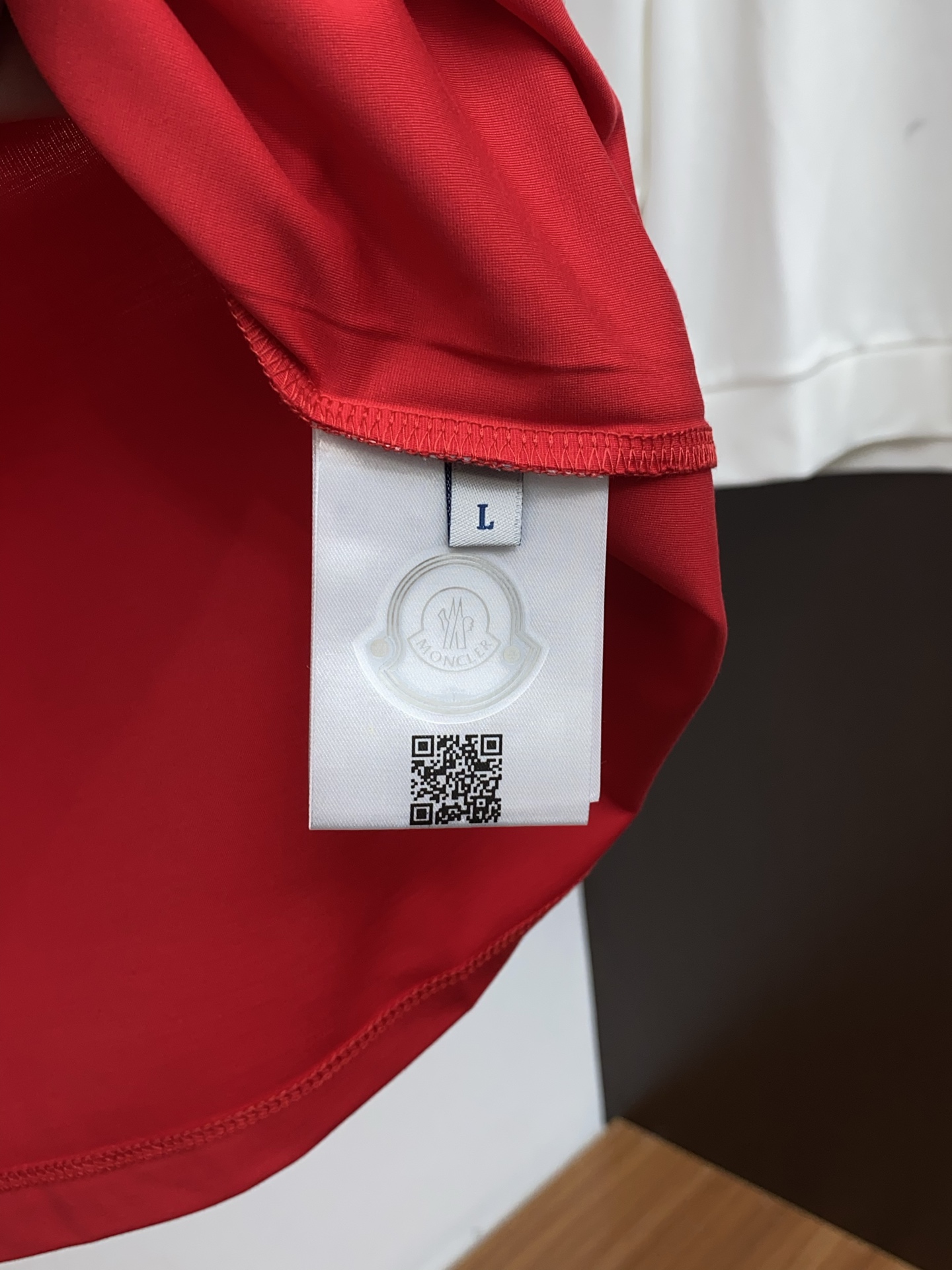 蒙口 26SS早春短袖T恤甄选软糯亲肤100支丝光棉面料制成，标准版圆领短袖裁剪，更适合日常穿着。简约不