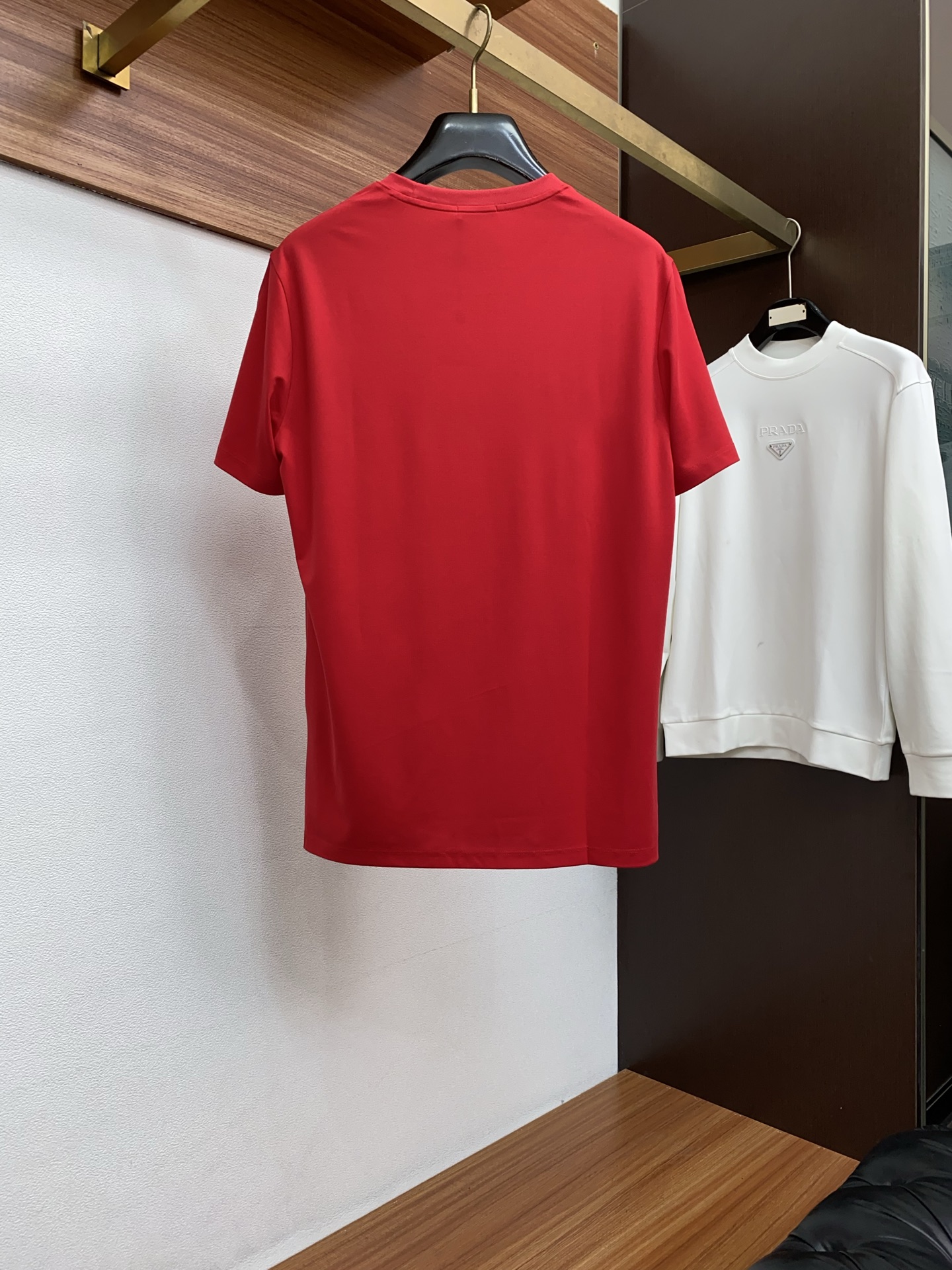 蒙口 26SS早春短袖T恤甄选软糯亲肤100支丝光棉面料制成，标准版圆领短袖裁剪，更适合日常穿着。简约不