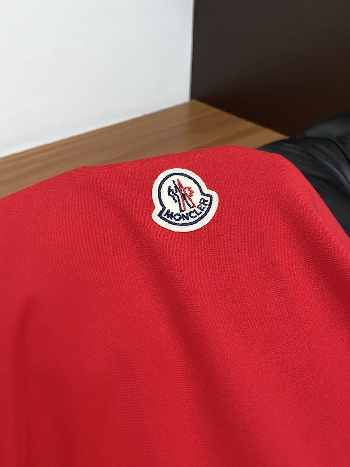 蒙口 26SS早春短袖T恤甄选软糯亲肤100支丝光棉面料制成，标准版圆领短袖裁剪，更适合日常穿着。简约不