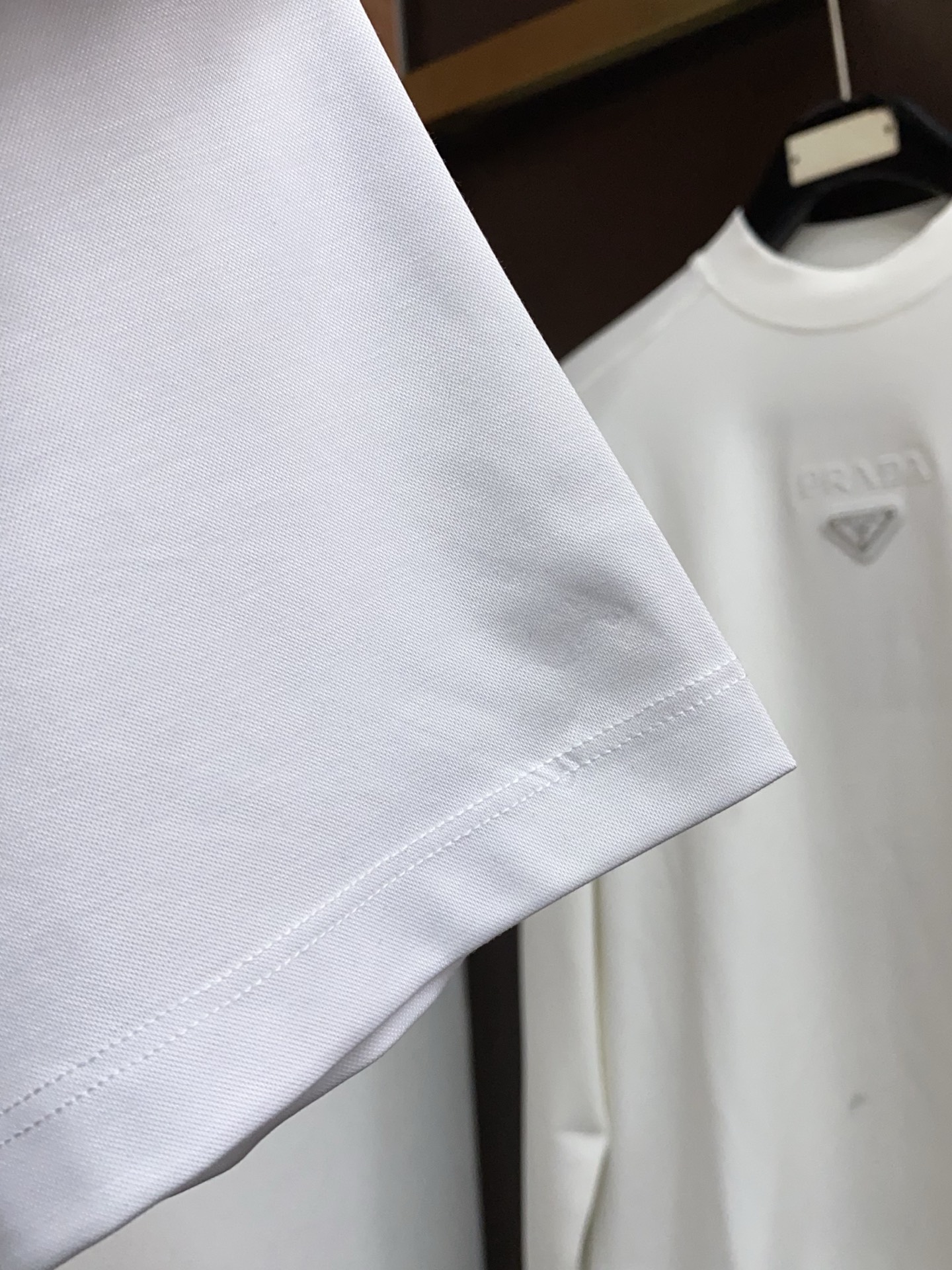 爱玛仕 26SS早春短袖T恤甄选软糯亲肤100支丝光棉面料制成，标准版圆领短袖裁剪，更适合日常穿着。简约