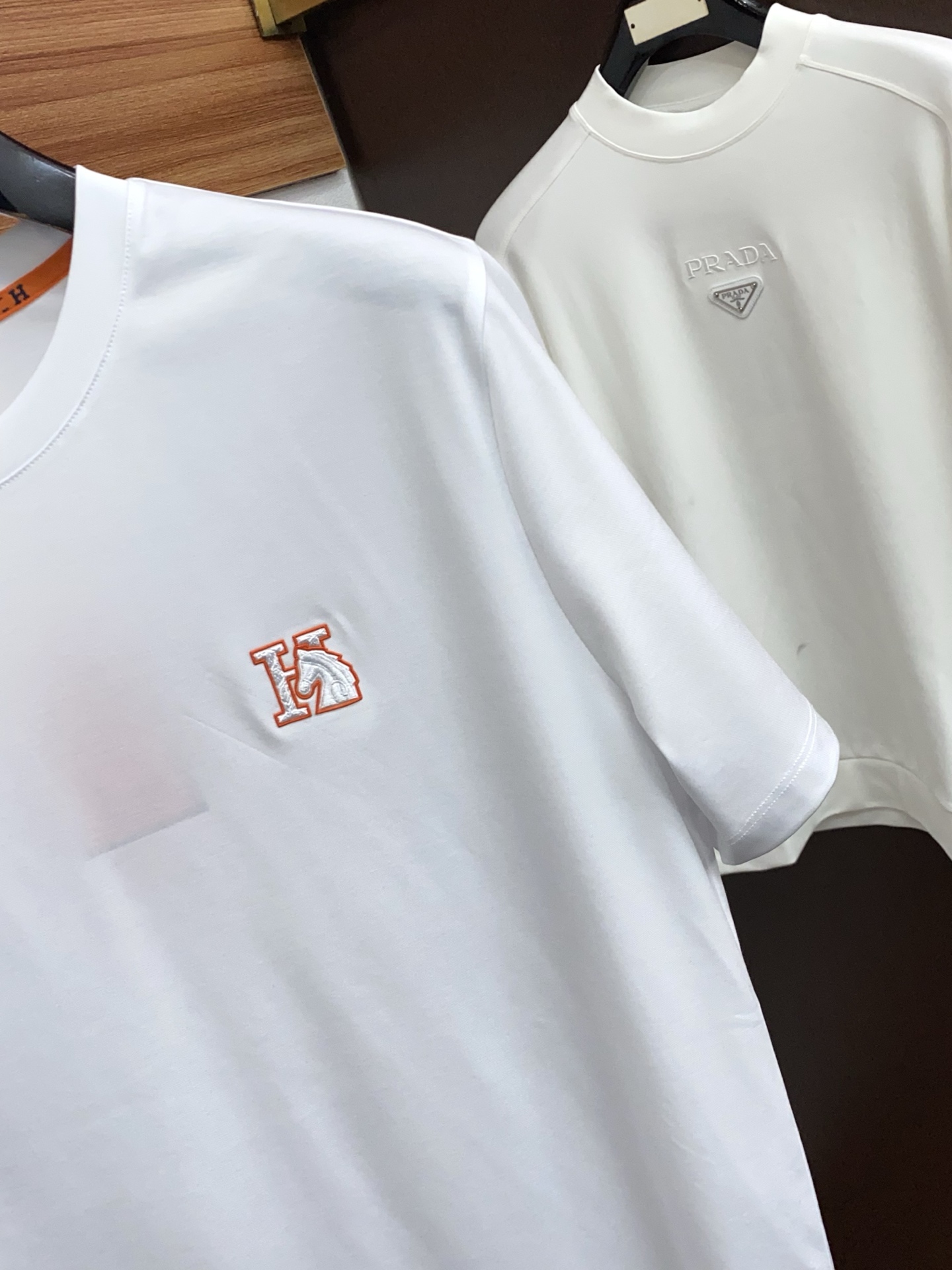 爱玛仕 26SS早春短袖T恤甄选软糯亲肤100支丝光棉面料制成，标准版圆领短袖裁剪，更适合日常穿着。简约