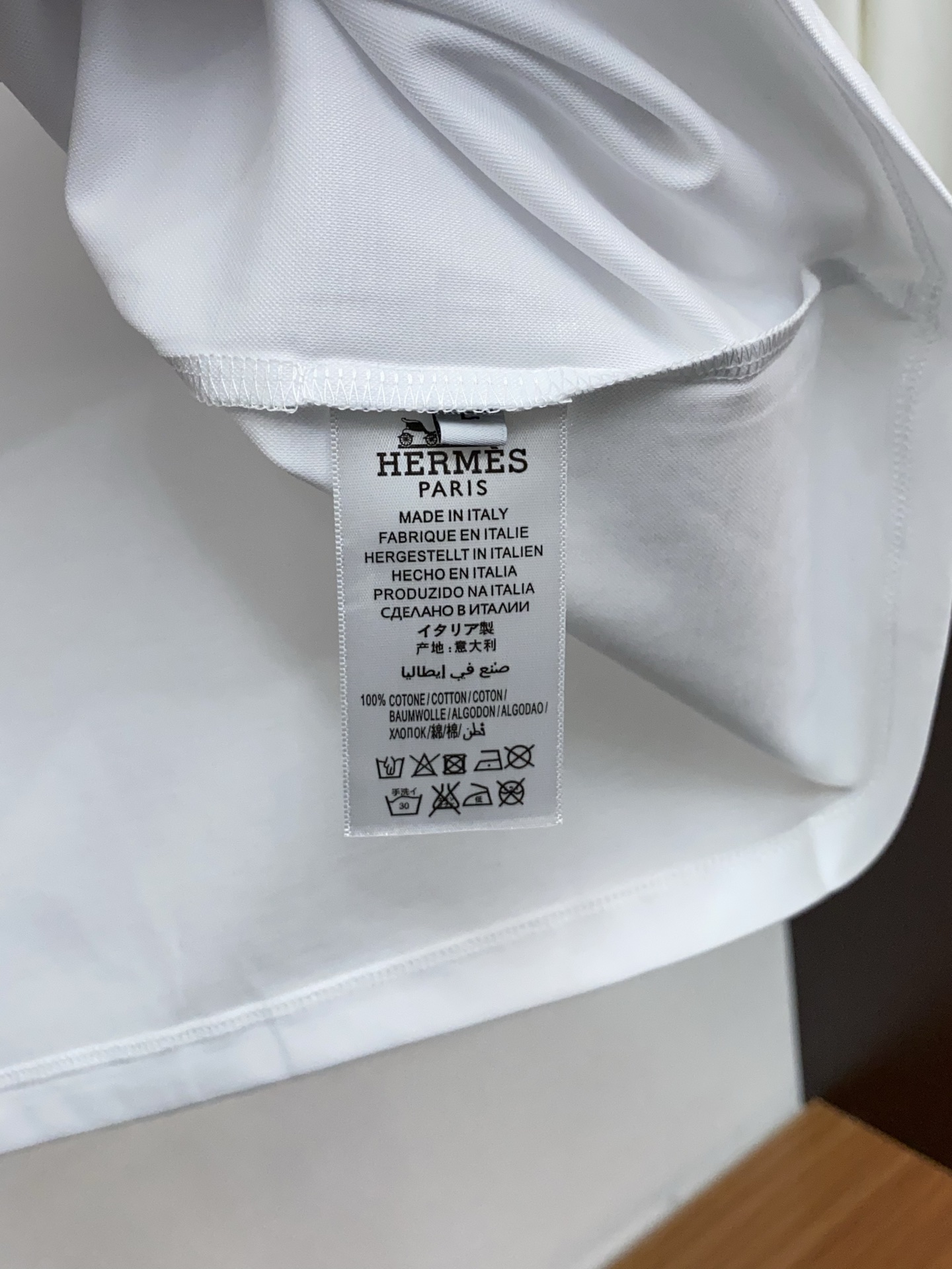 爱玛仕 26SS早春短袖T恤甄选软糯亲肤100支丝光棉面料制成，标准版圆领短袖裁剪，更适合日常穿着。简约