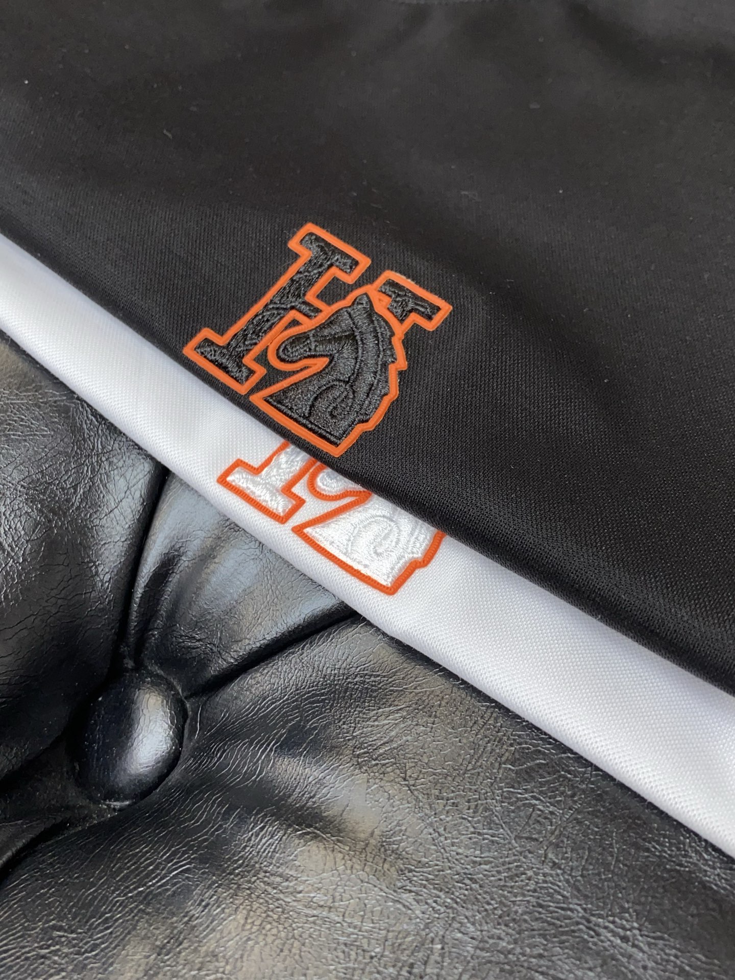 爱玛仕 26SS早春短袖T恤甄选软糯亲肤100支丝光棉面料制成，标准版圆领短袖裁剪，更适合日常穿着。简约