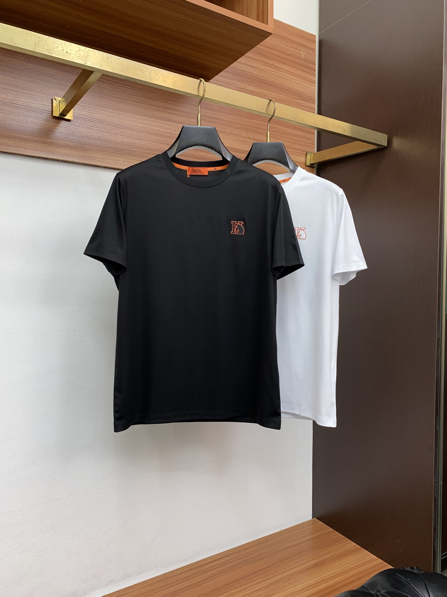 爱玛仕 26SS早春短袖T恤甄选软糯亲肤100支丝光棉面料制成，标准版圆领短袖裁剪，更适合日常穿着。简约