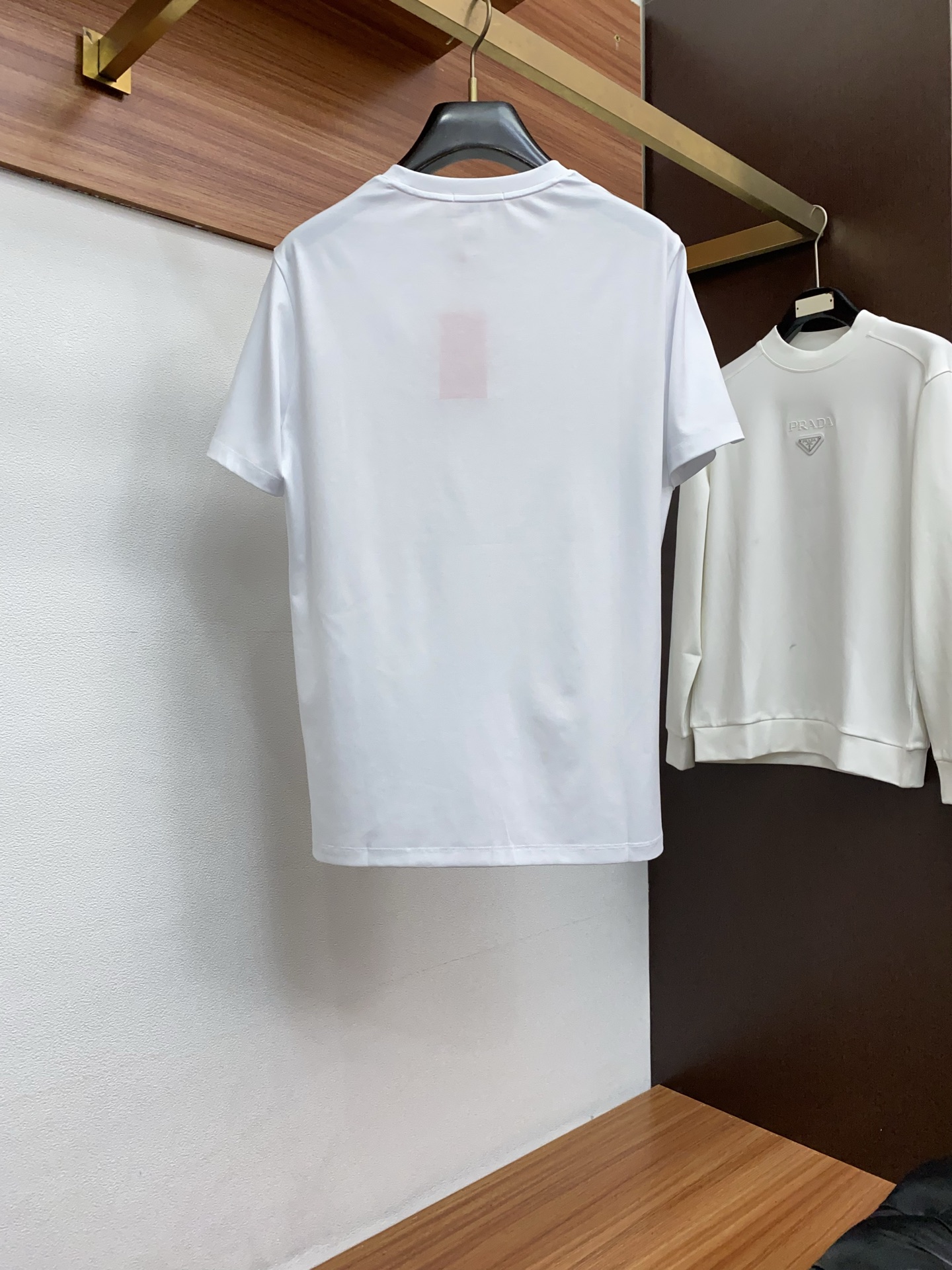 爱玛仕 26SS早春短袖T恤甄选软糯亲肤100支丝光棉面料制成，标准版圆领短袖裁剪，更适合日常穿着。简约