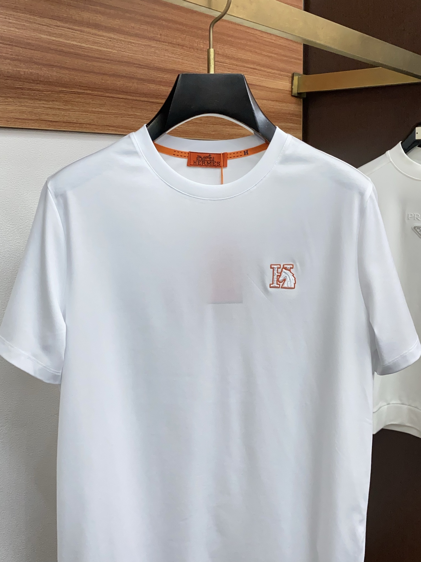 爱玛仕 26SS早春短袖T恤甄选软糯亲肤100支丝光棉面料制成，标准版圆领短袖裁剪，更适合日常穿着。简约