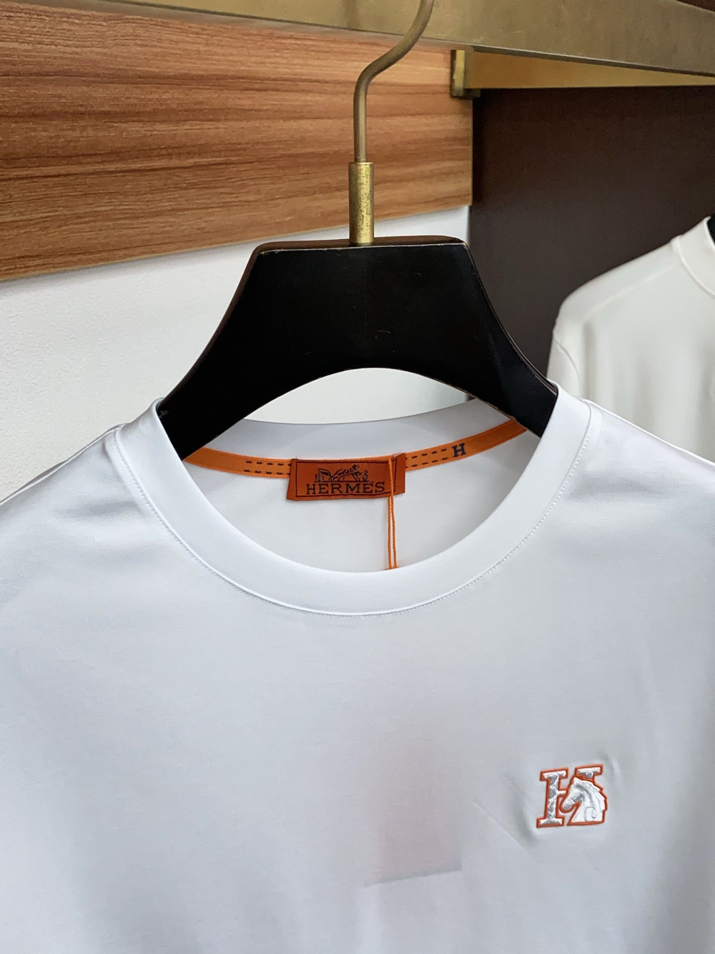 爱玛仕 26SS早春短袖T恤甄选软糯亲肤100支丝光棉面料制成，标准版圆领短袖裁剪，更适合日常穿着。简约