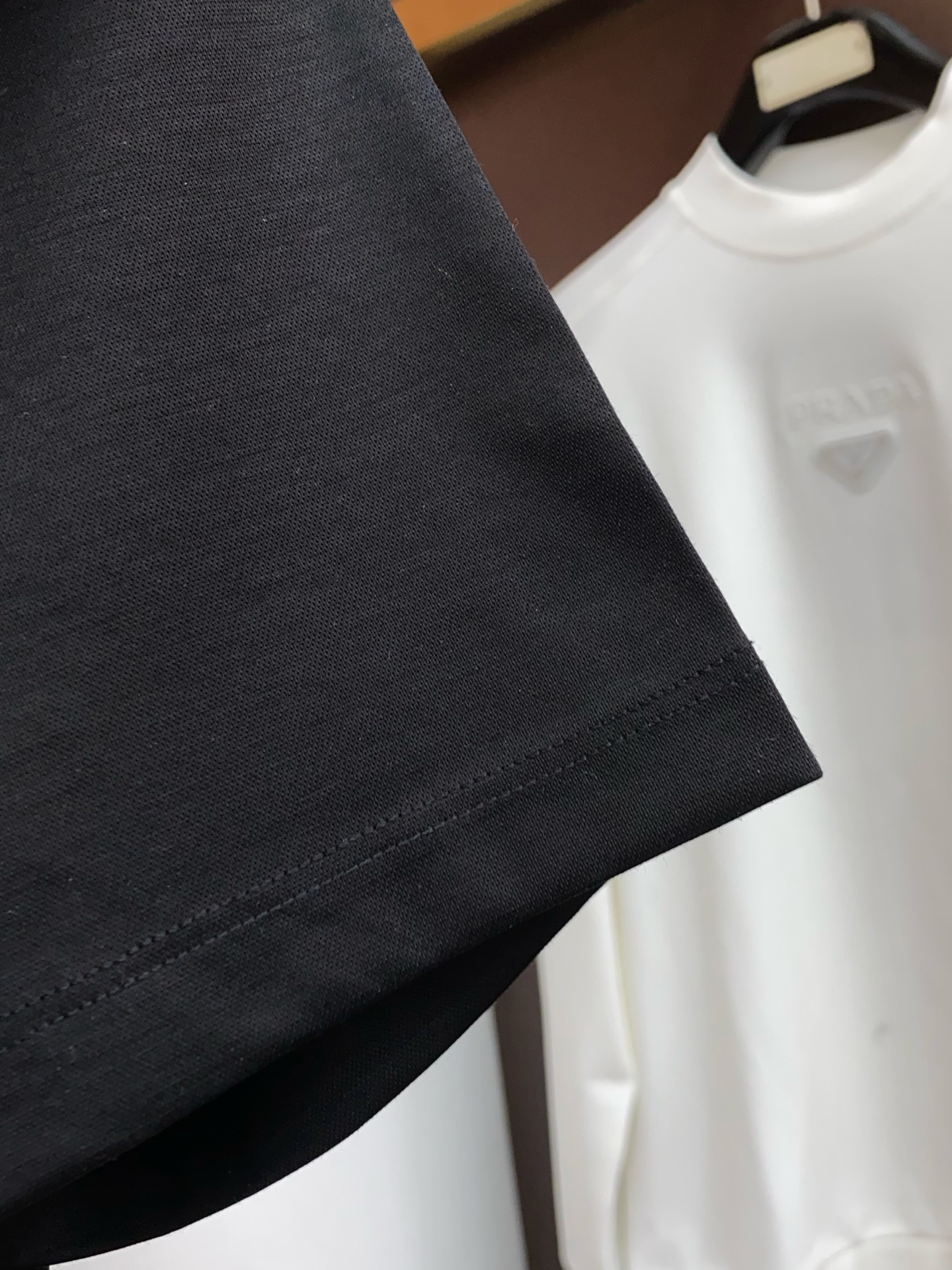 爱玛仕 26SS早春短袖T恤甄选软糯亲肤100支丝光棉面料制成，标准版圆领短袖裁剪，更适合日常穿着。简约