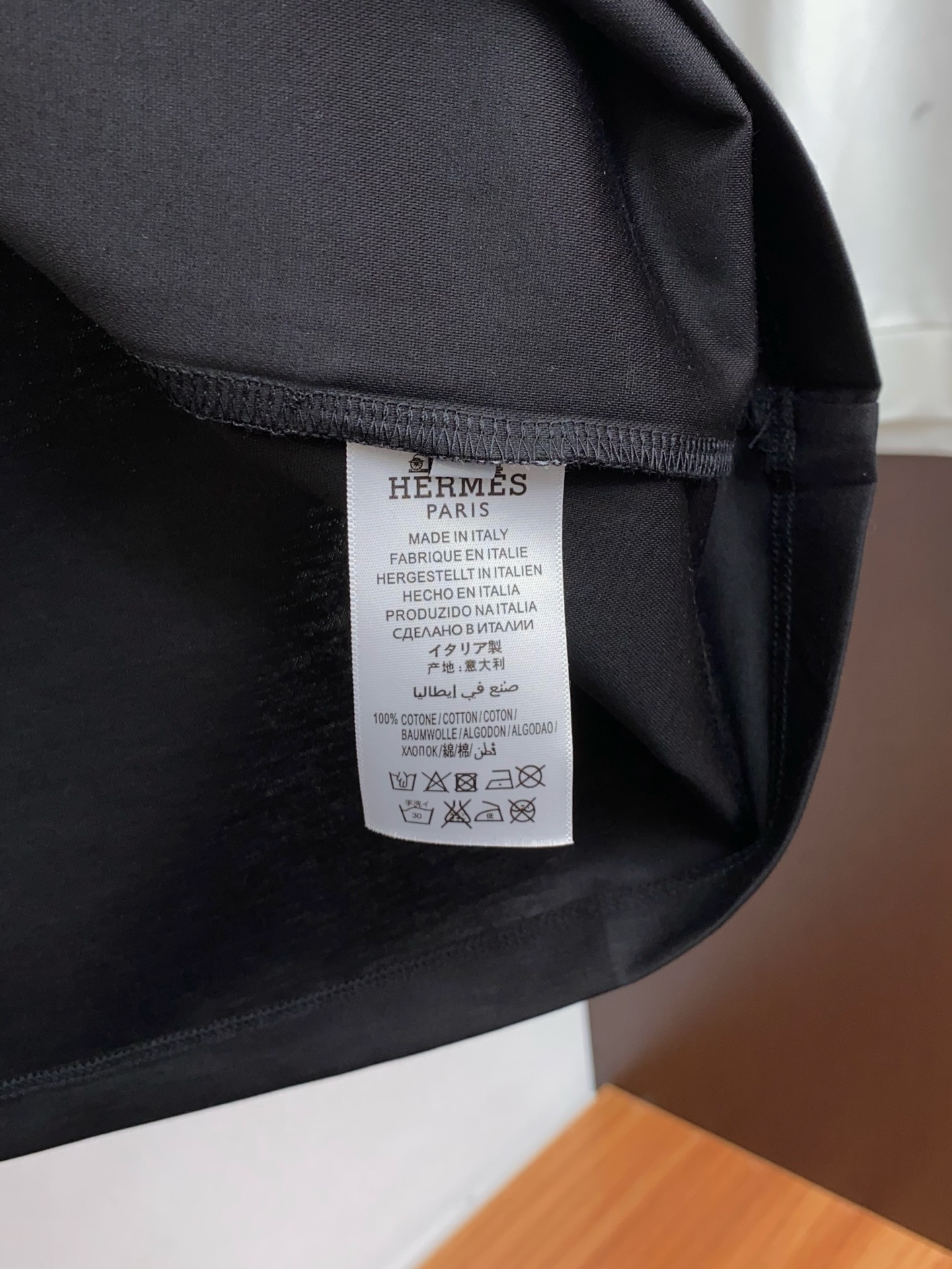 爱玛仕 26SS早春短袖T恤甄选软糯亲肤100支丝光棉面料制成，标准版圆领短袖裁剪，更适合日常穿着。简约