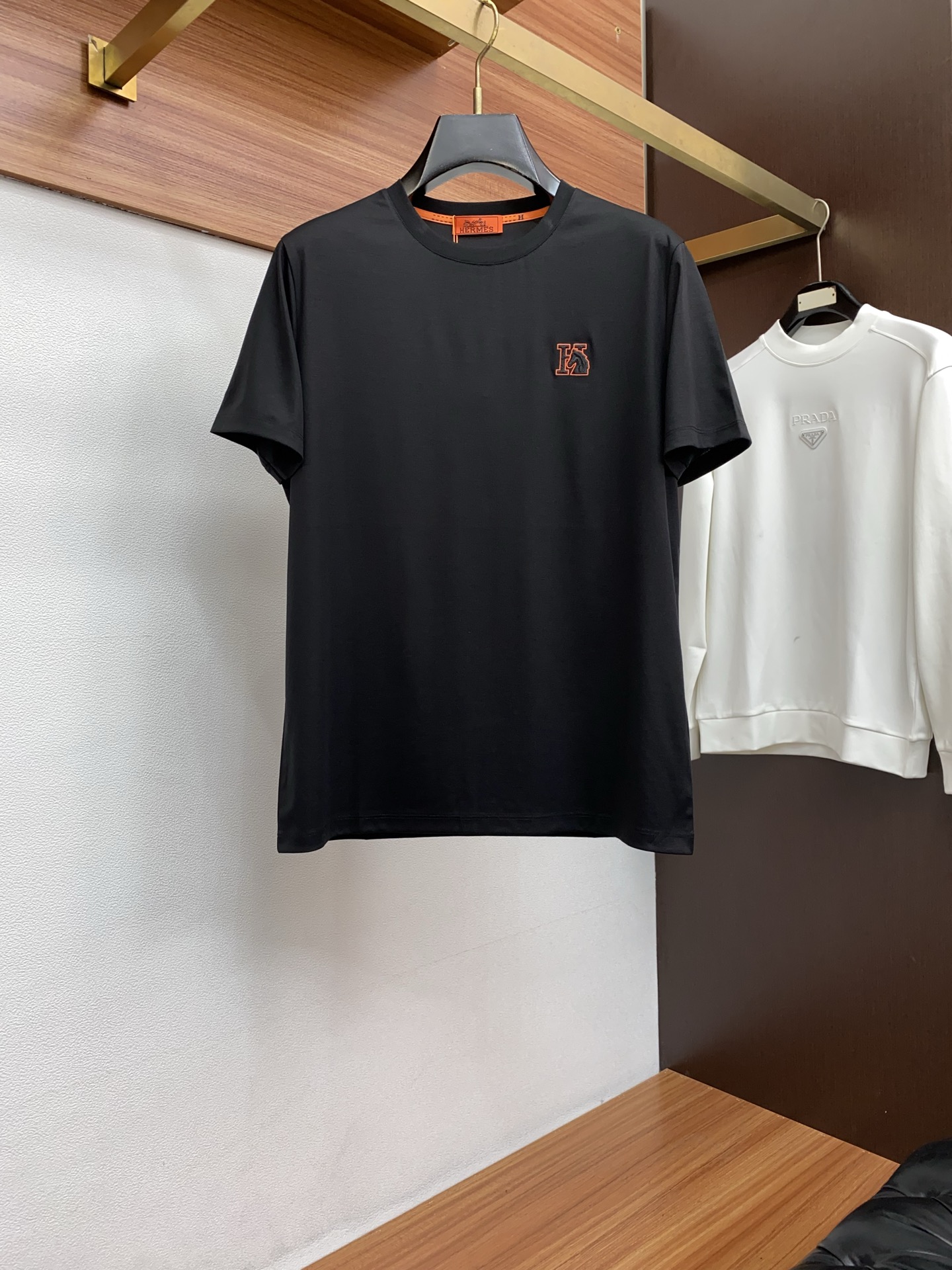 爱玛仕 26SS早春短袖T恤甄选软糯亲肤100支丝光棉面料制成，标准版圆领短袖裁剪，更适合日常穿着。简约