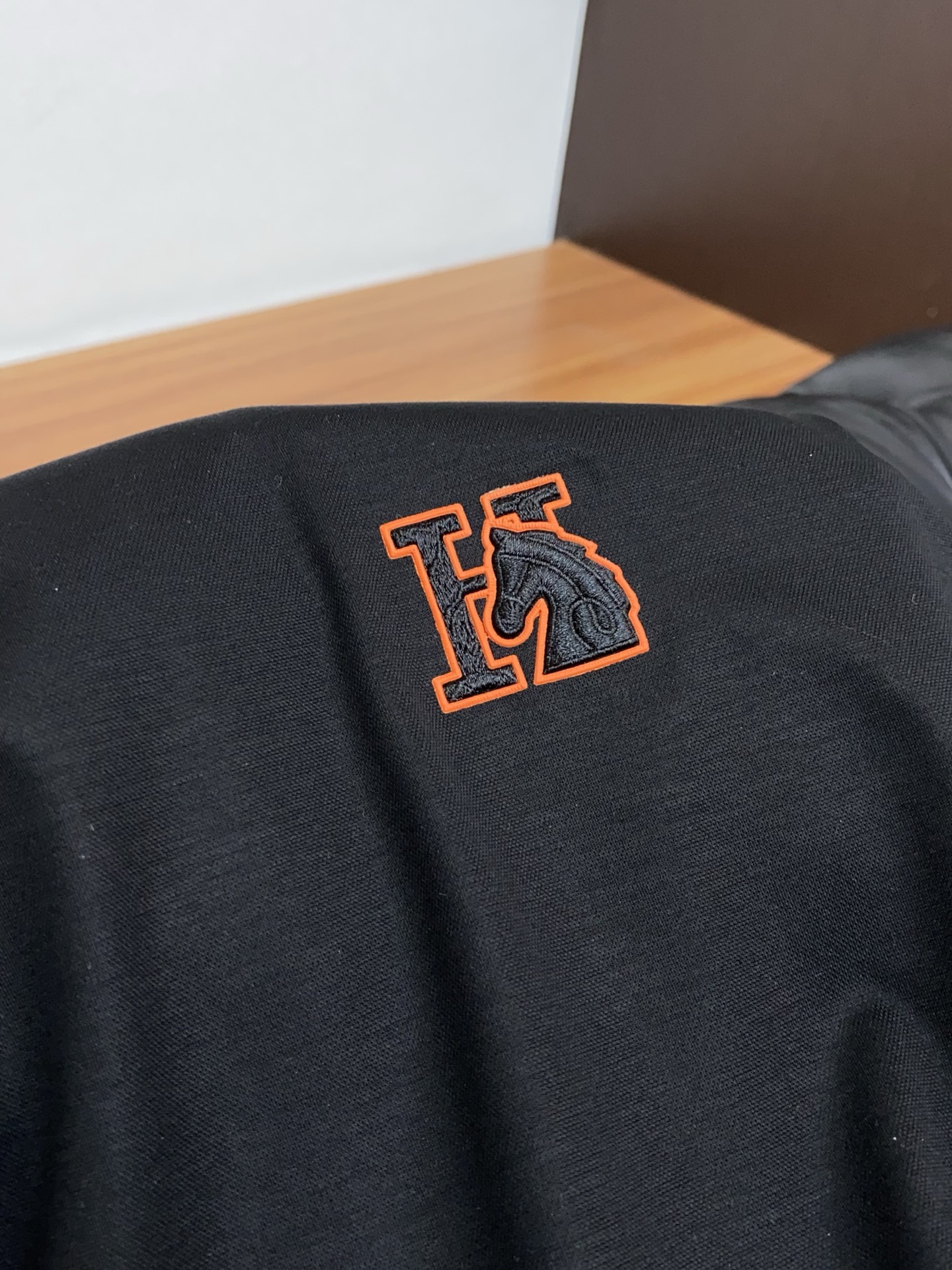 爱玛仕 26SS早春短袖T恤甄选软糯亲肤100支丝光棉面料制成，标准版圆领短袖裁剪，更适合日常穿着。简约