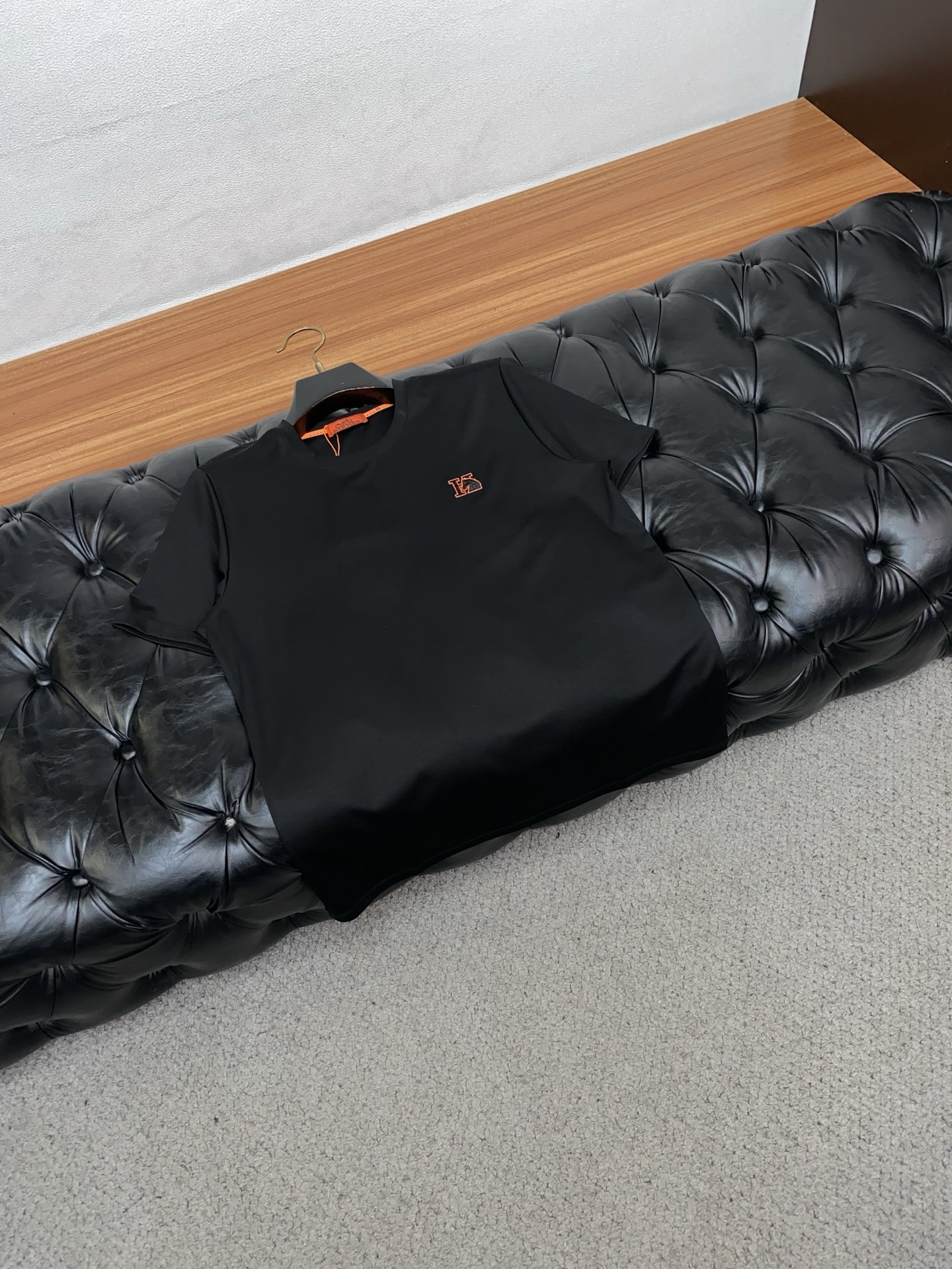 爱玛仕 26SS早春短袖T恤甄选软糯亲肤100支丝光棉面料制成，标准版圆领短袖裁剪，更适合日常穿着。简约