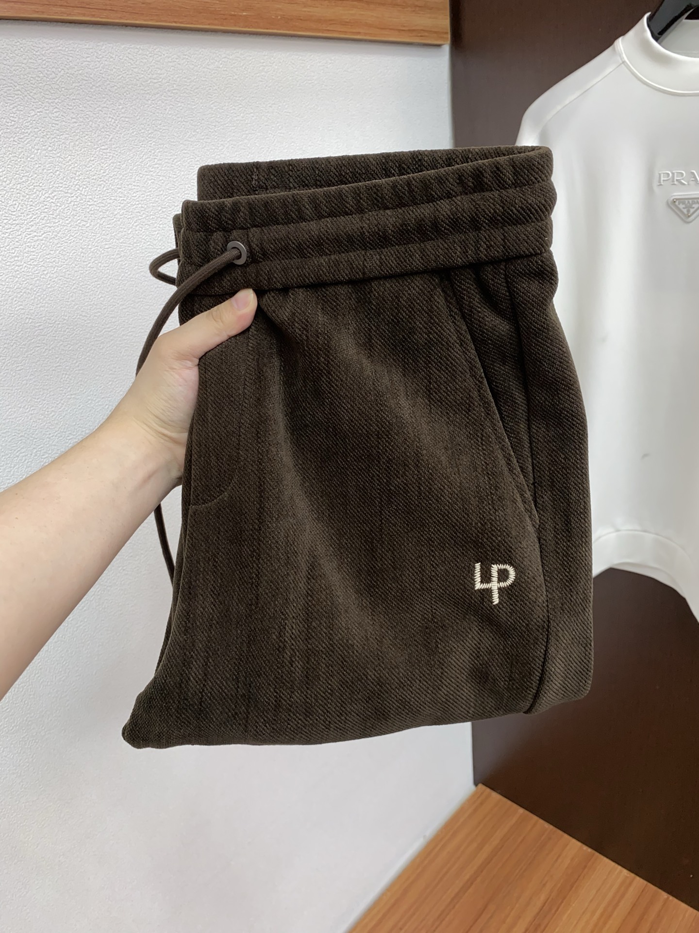 NO:691189,Lp Nuoyou Piana autumn and winter men's small straight casual thickened velvet sports casual pants. New super soft, elastic fabric, complex handicraft superposition, original hardware accessories, super correct version, comfortable and breathable, extremely high grade, counter quality, full of handsome upper body. Size 29-38,,loro piana,19860909Lp 诺悠翩雅 秋冬 款 男士小直筒休闲加厚加绒运动休闲裤 新款超柔软,弹力面料,复杂的手工艺叠加,原版五金辅料,版型超正,舒适透气,档次极高,专柜品质,上身帅气十足. 码数29-38,,loro piana,,Men's clothing