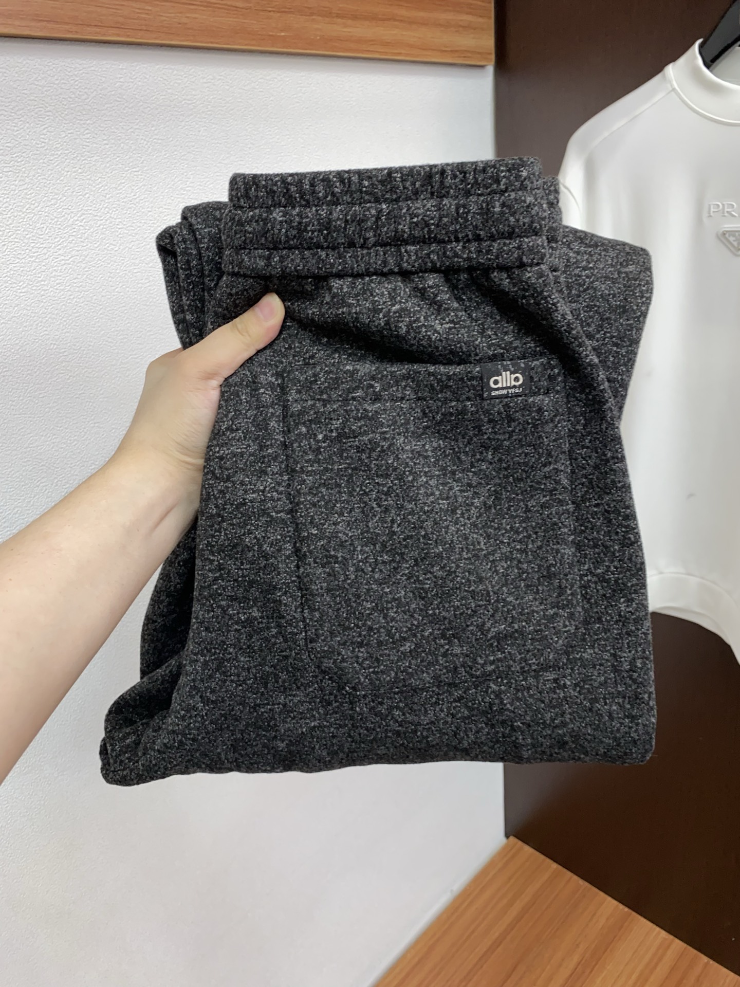 NO:691186,alo autumn and winter men's old money style casual thickened velvet sports casual pants, new style, super soft, elastic fabric, complex handicraft superposition, original hardware accessories, super correct version, comfortable and breathable, extremely high grade, counter quality, full of handsome upper body. Size 29-38,,19860909alo 秋冬 款 男士老钱风休闲加厚加绒运动休闲裤 新款超柔软,弹力面料,复杂的手工艺叠加,原版五金辅料,版型超正,舒适透气,档次极高,专柜品质,上身帅气十足. 码数29-38,,,Men's clothing