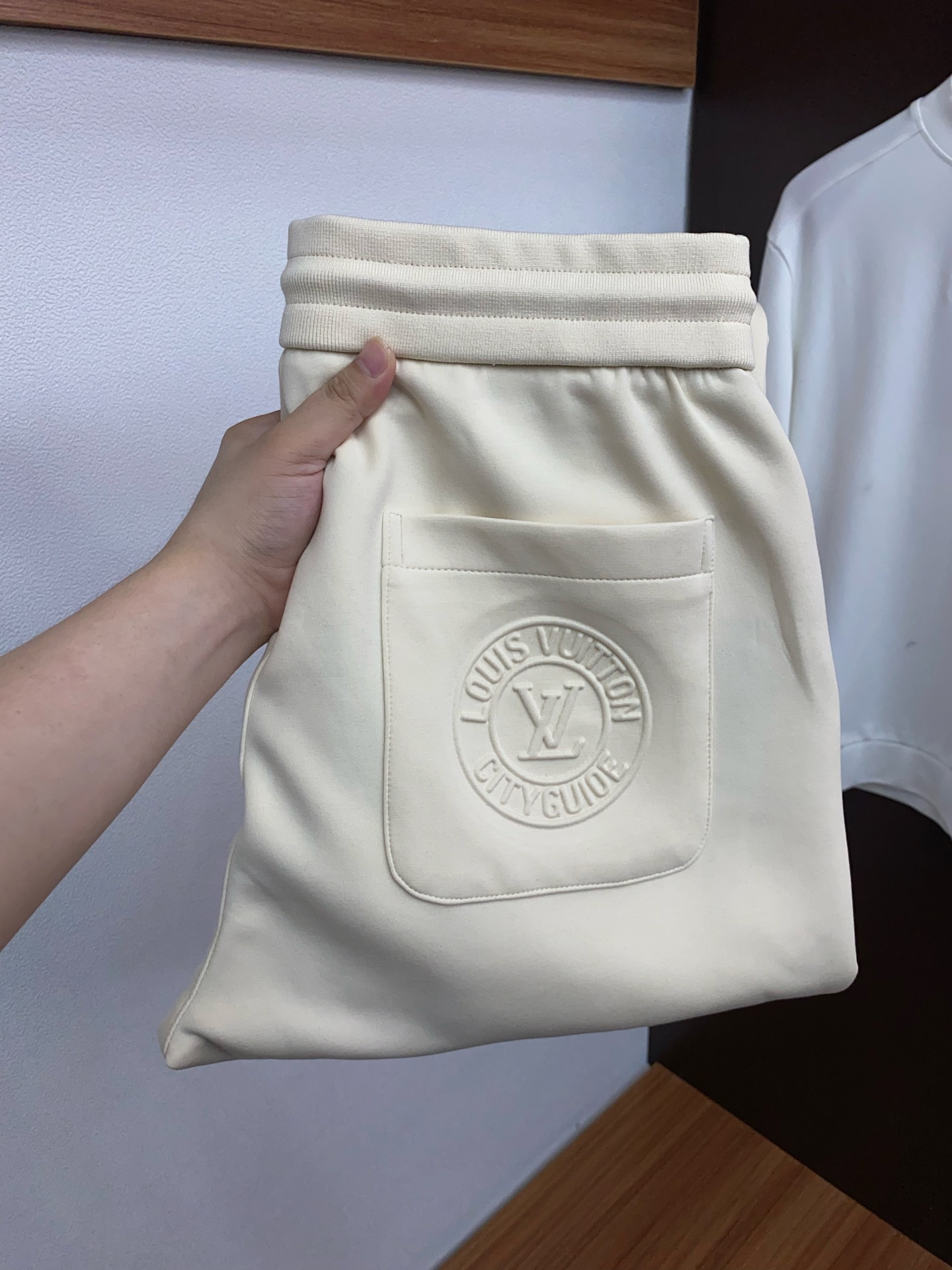 NO:711887,--Support exchange after the end of the year--LV Louis Vuitton 2025 new spring custom-made casual pants are clean and neat cut, full of urban style. They are made of worsted fabrics that feel soft and dry, and the upper body effect is crisp and stylish. The hardware is exquisite and the logo design is very beautiful. So many top-quality raw materials create high-end products with unparalleled value. The first choice for high-end fashion people. Size M-4xL, Louis Vuitton, Louis Vuitton,19860909--支持年后退换--LV 路易威登 2025新春季定制休闲裤 干净利落剪裁,都市风十足 采用精纺面料手感软糯干爽,上身效果挺括有型.五金精致,logo设计非常好看如此众多的顶级原料,打造出价值感无与伦比的高端产品,高端潮流时尚人士首选 尺码 M-4xL,,louis vuitton,louis vuitton,,Men's clothing