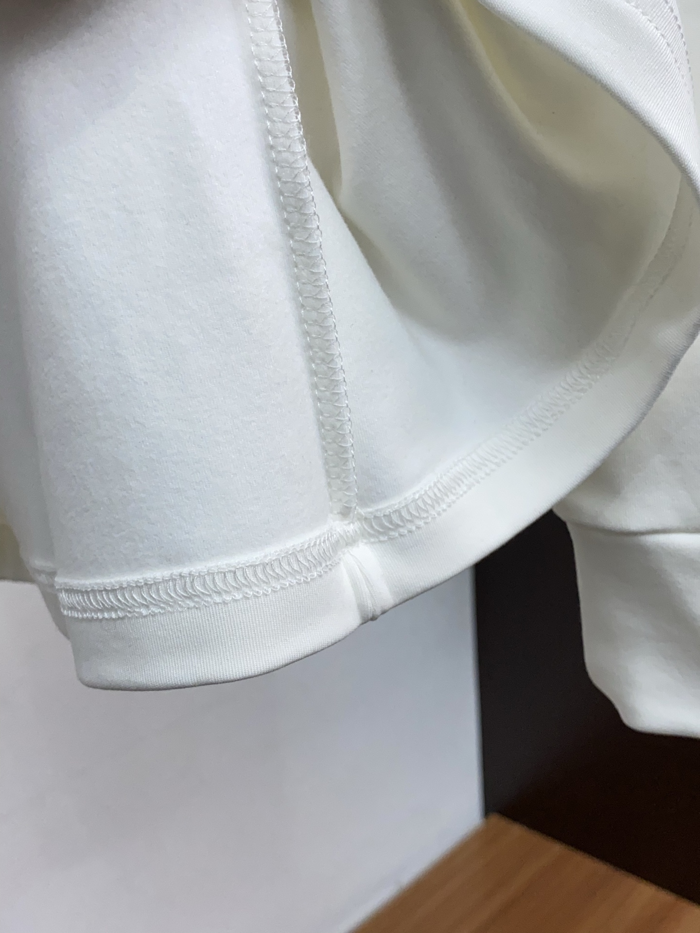 1v 路易威登 25ss秋季 新品 新款贸易订单圆领长袖打底衫长袖T恤网红款！上身舒适透气，不僵硬，整体