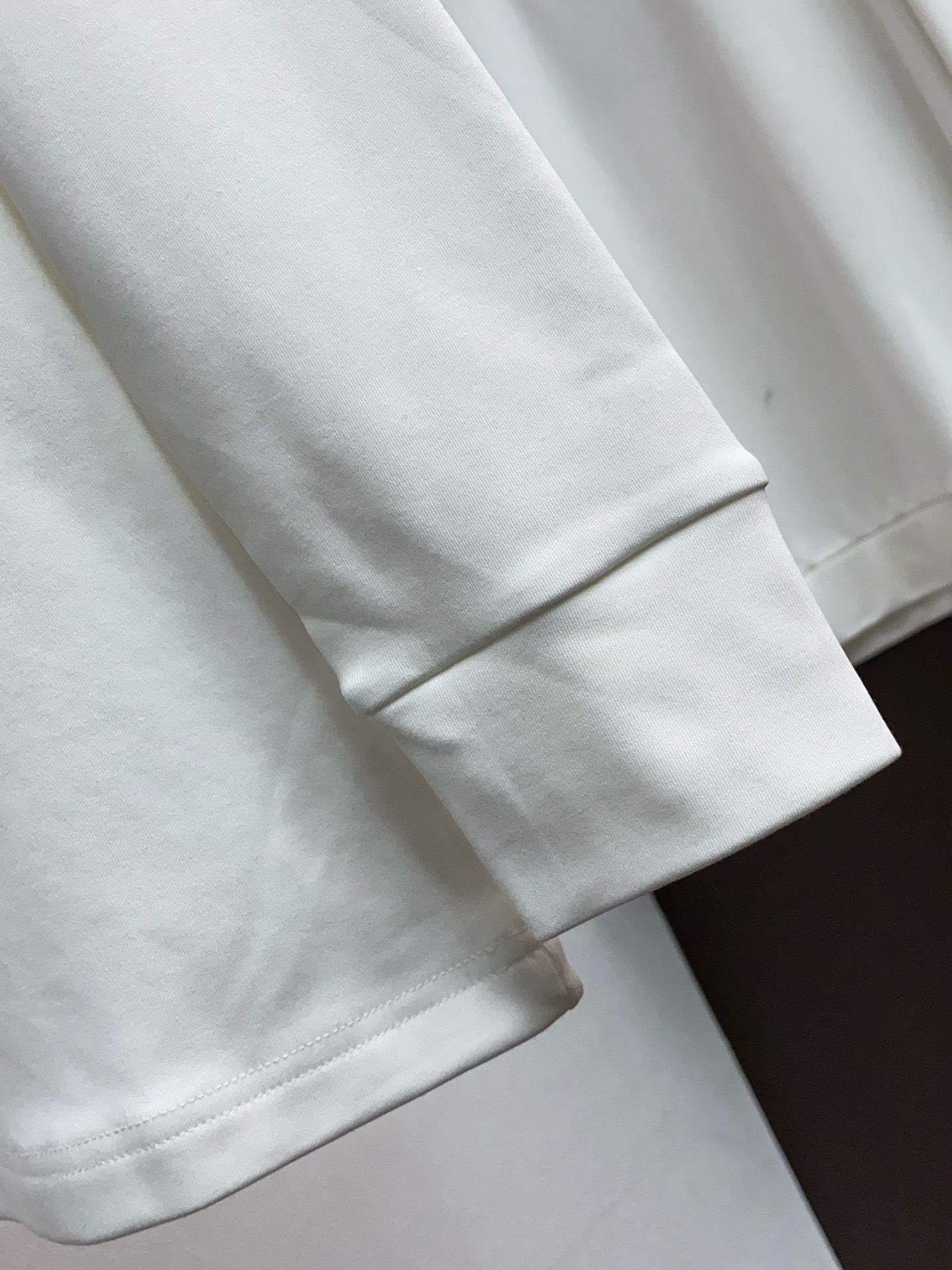 1v 路易威登 25ss秋季 新品 新款贸易订单圆领长袖打底衫长袖T恤网红款！上身舒适透气，不僵硬，整体