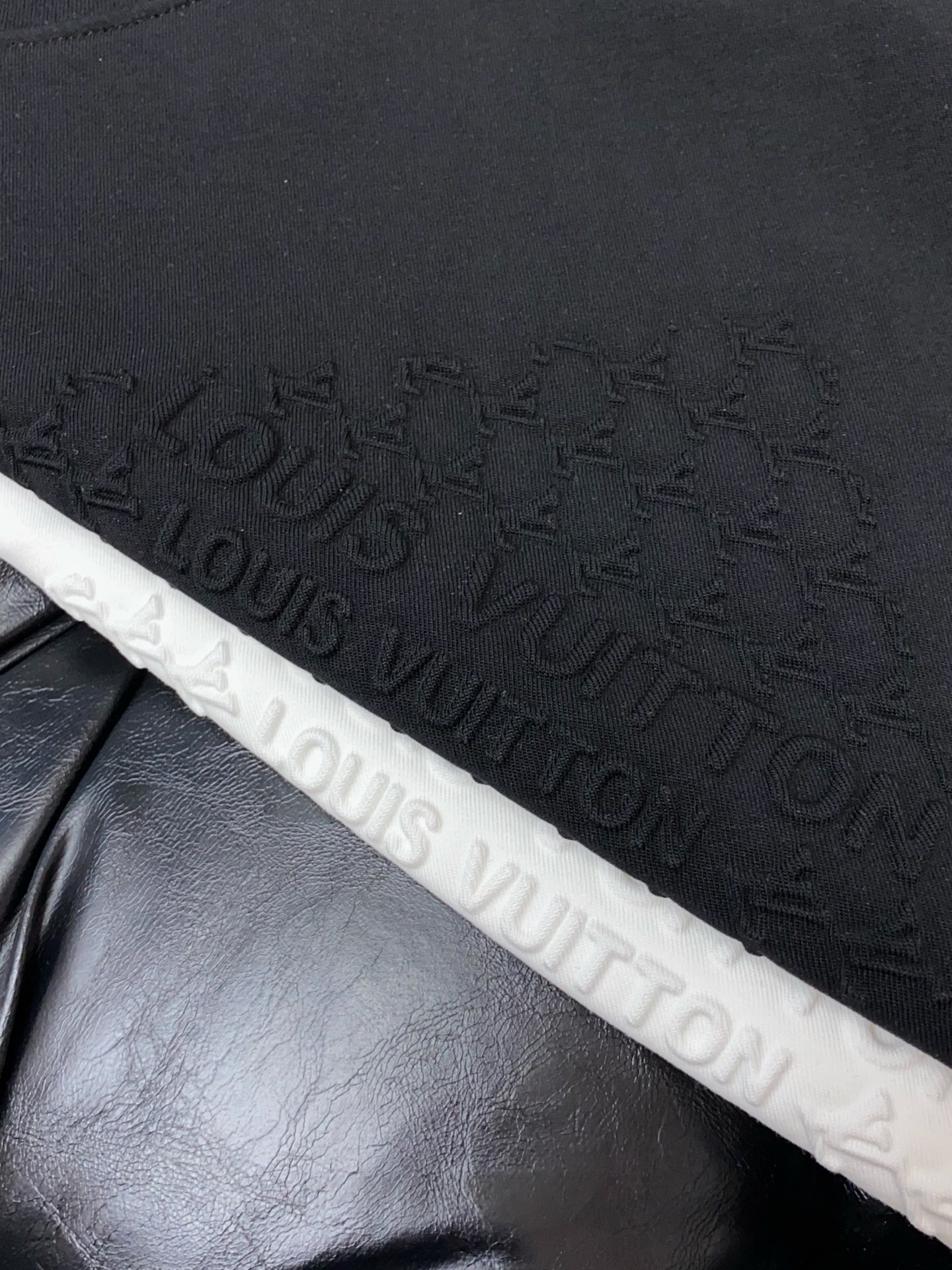 1v 路易威登 25ss秋季 新品 新款贸易订单圆领长袖打底衫长袖T恤网红款！上身舒适透气，不僵硬，整体