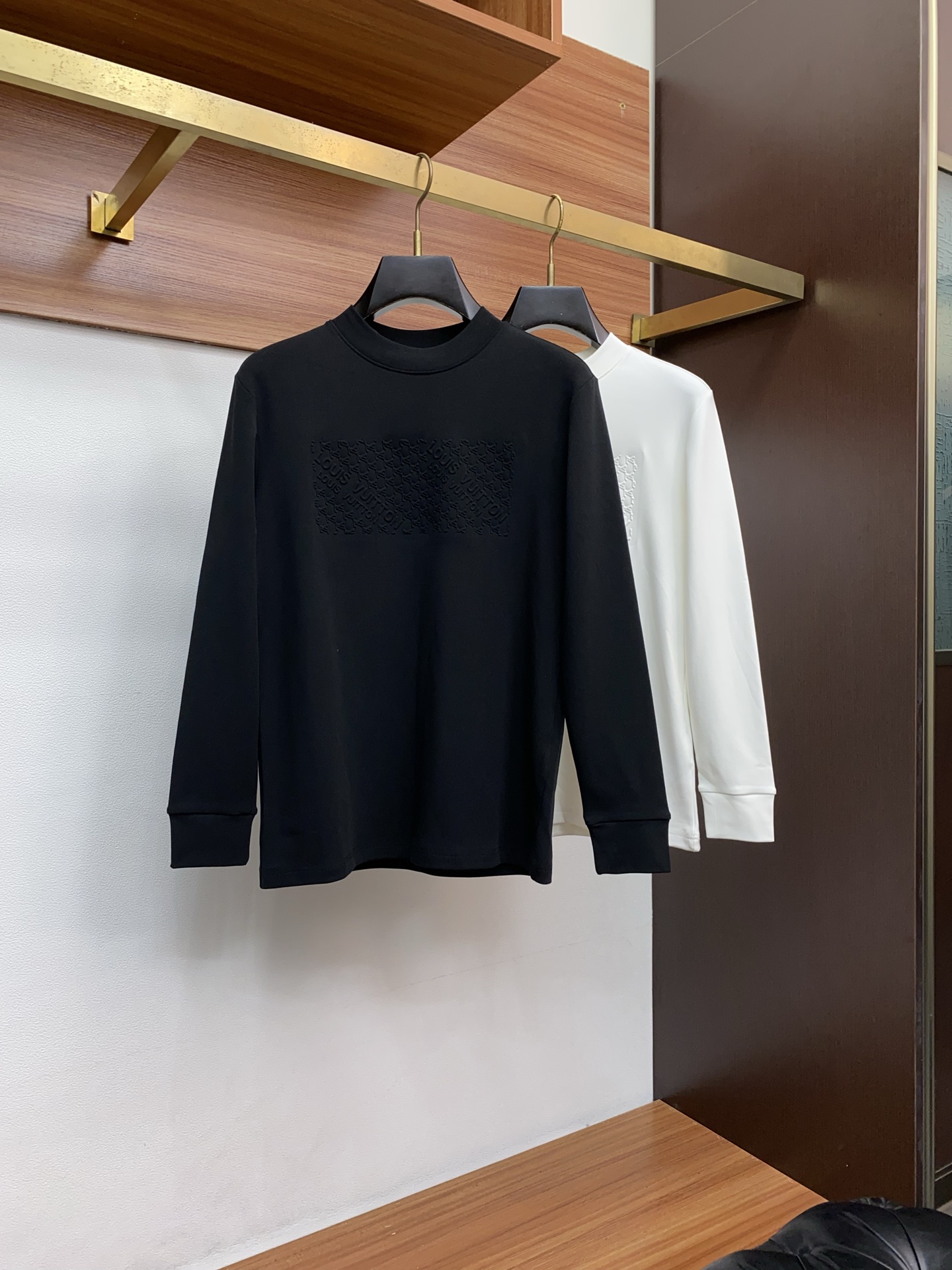 1v 路易威登 25ss秋季 新品 新款贸易订单圆领长袖打底衫长袖T恤网红款！上身舒适透气，不僵硬，整体