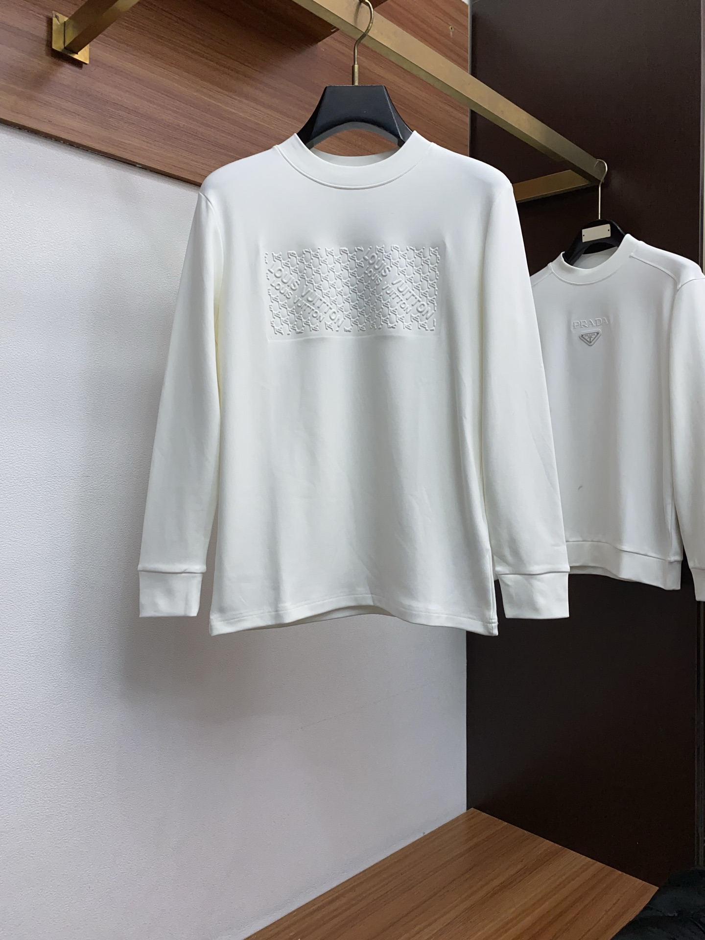 1v 路易威登 25ss秋季 新品 新款贸易订单圆领长袖打底衫长袖T恤网红款！上身舒适透气，不僵硬，整体