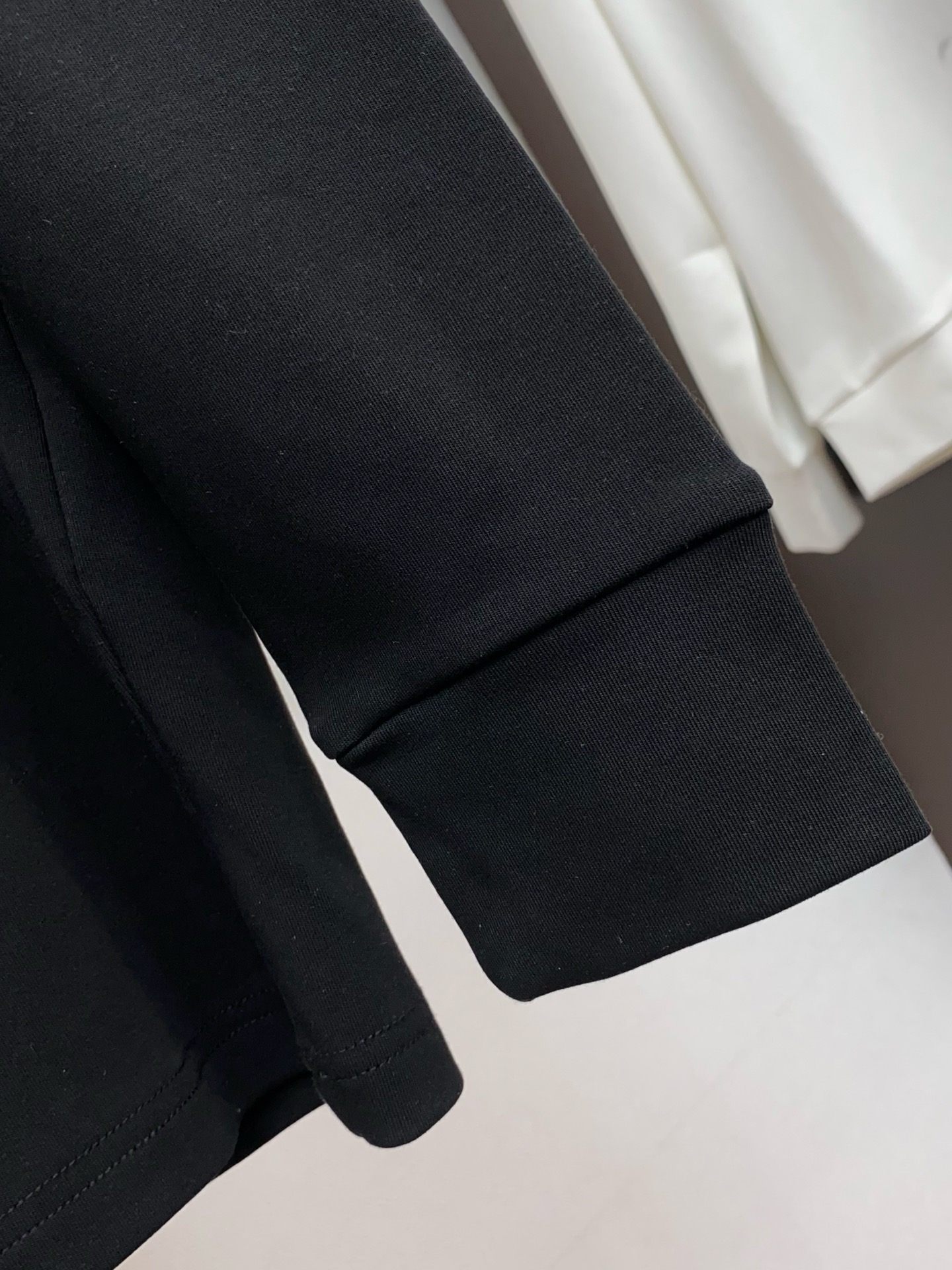 1v 路易威登 25ss秋季 新品 新款贸易订单圆领长袖打底衫长袖T恤网红款！上身舒适透气，不僵硬，整体