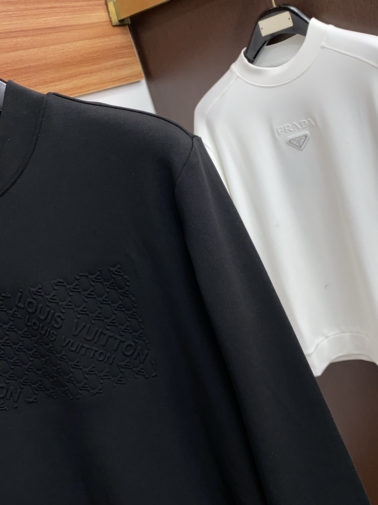 1v 路易威登 25ss秋季 新品 新款贸易订单圆领长袖打底衫长袖T恤网红款！上身舒适透气，不僵硬，整体