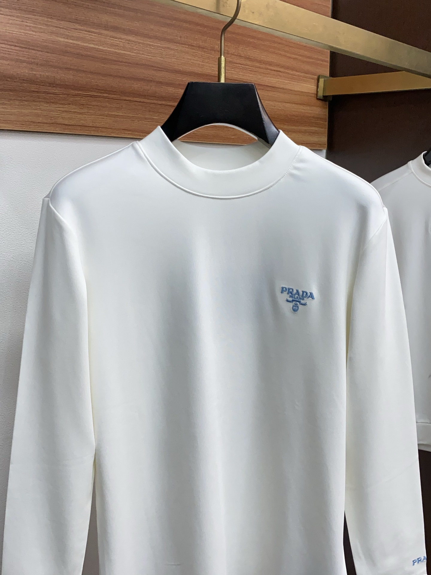普拉达 25ss秋季 新品 新款贸易订单圆领长袖打底衫长袖T恤网红款！上身舒适透气，不僵硬，整体有着丰富