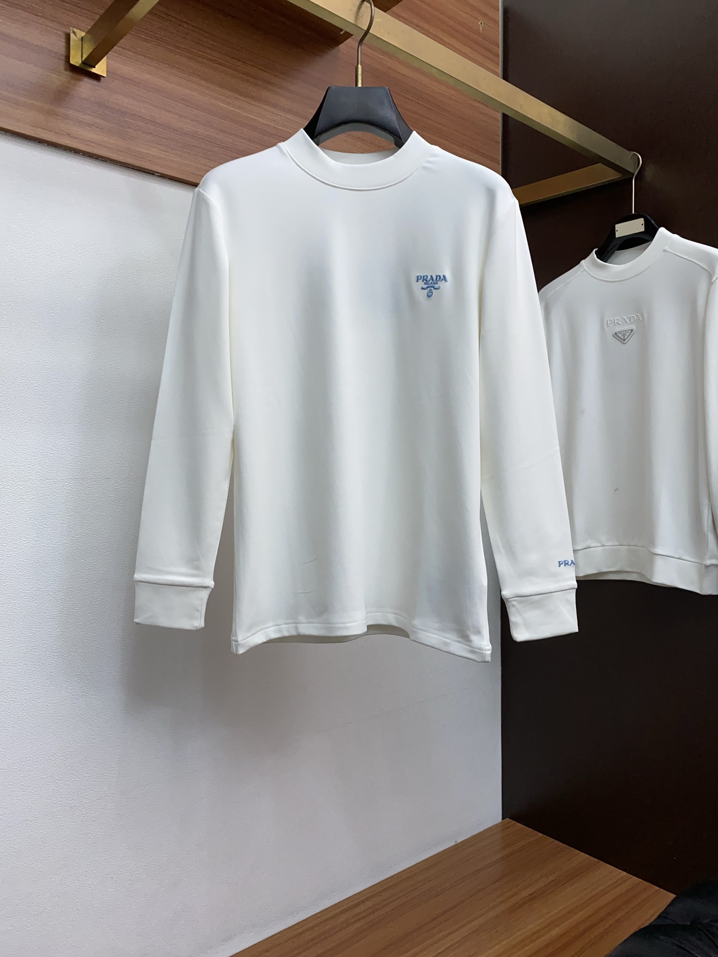 普拉达 25ss秋季 新品 新款贸易订单圆领长袖打底衫长袖T恤网红款！上身舒适透气，不僵硬，整体有着丰富